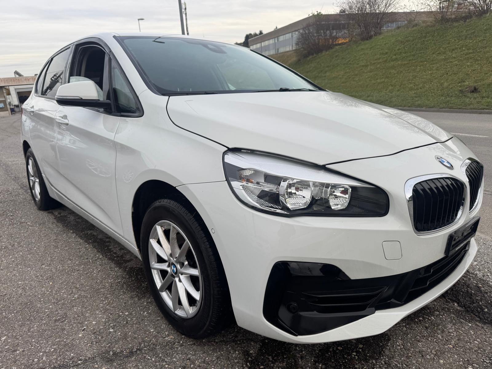 BMW 216d Active Tourer-showroom-element-2