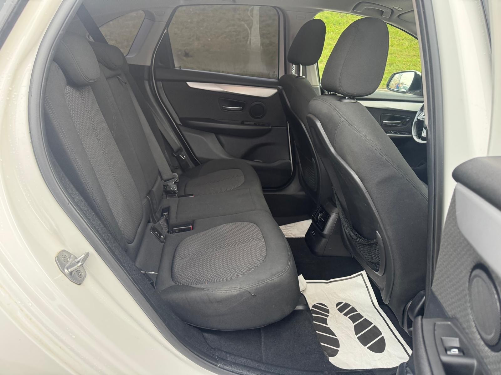 BMW 216d Active Tourer-image-8