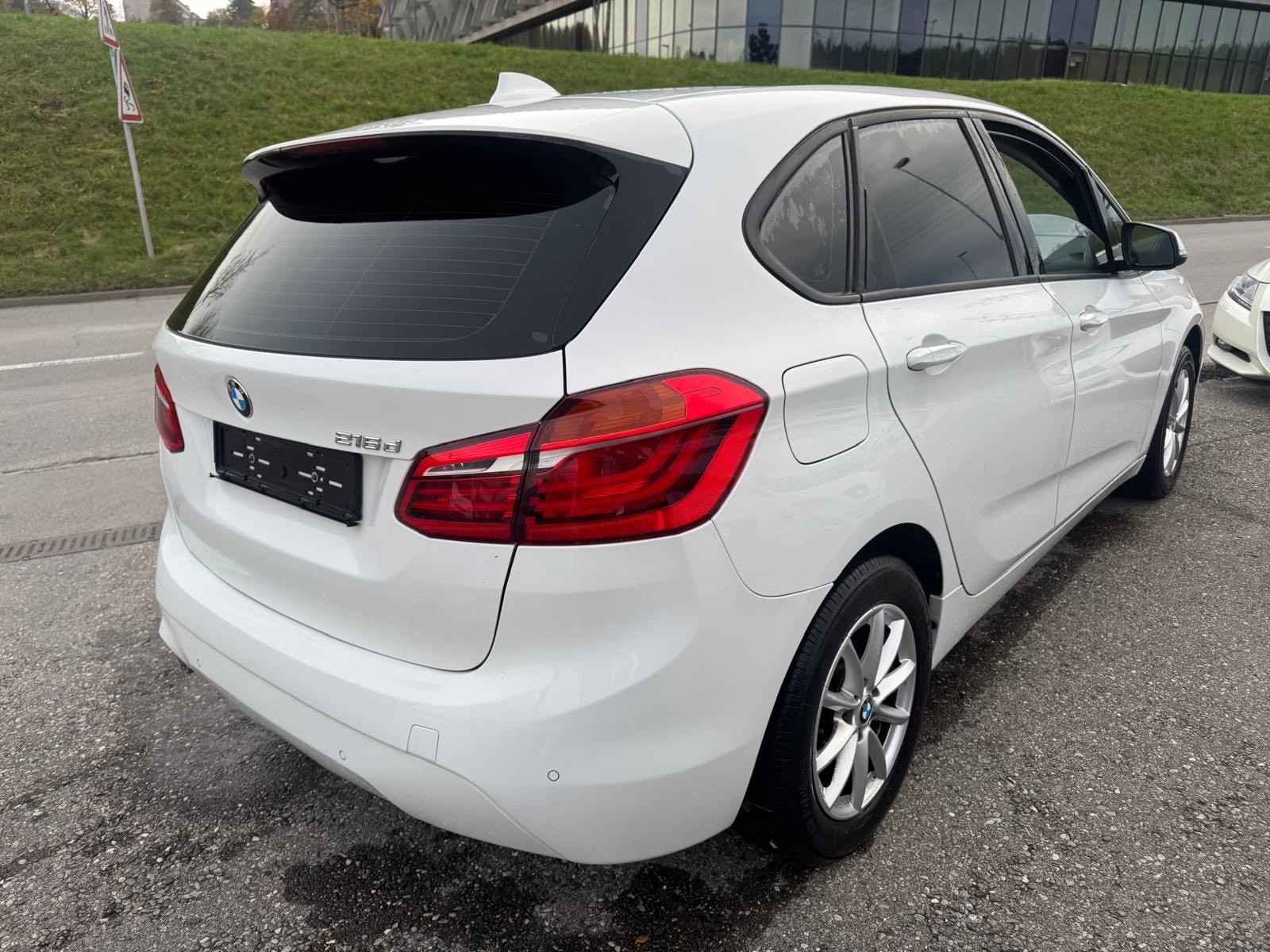 BMW 216d Active Tourer-showroom-element-3