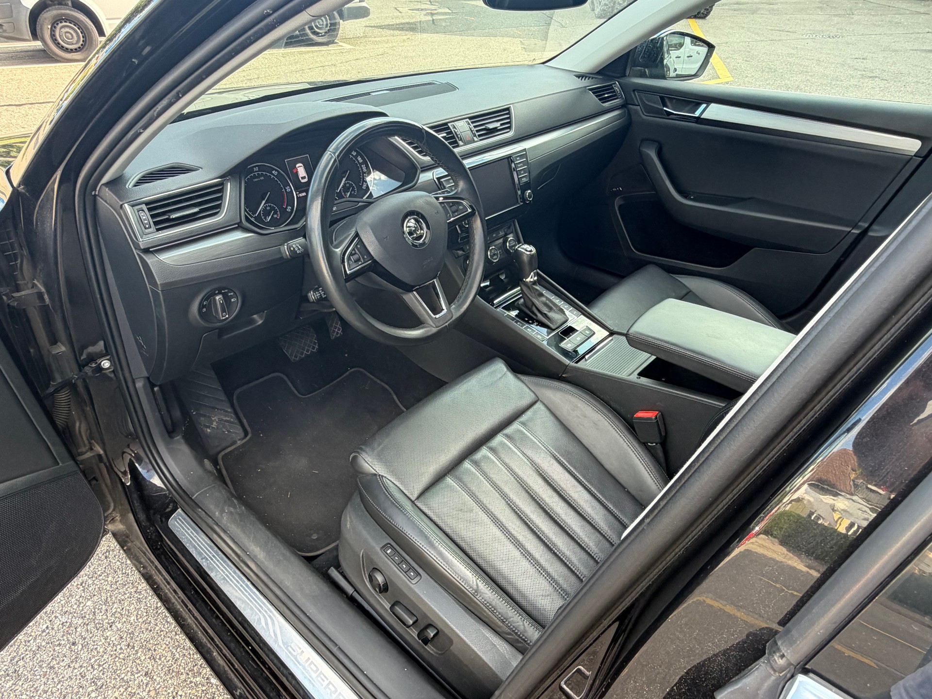 SKODA Superb Combi 2.0 TDi Ambition 4x4 DSG-image-11