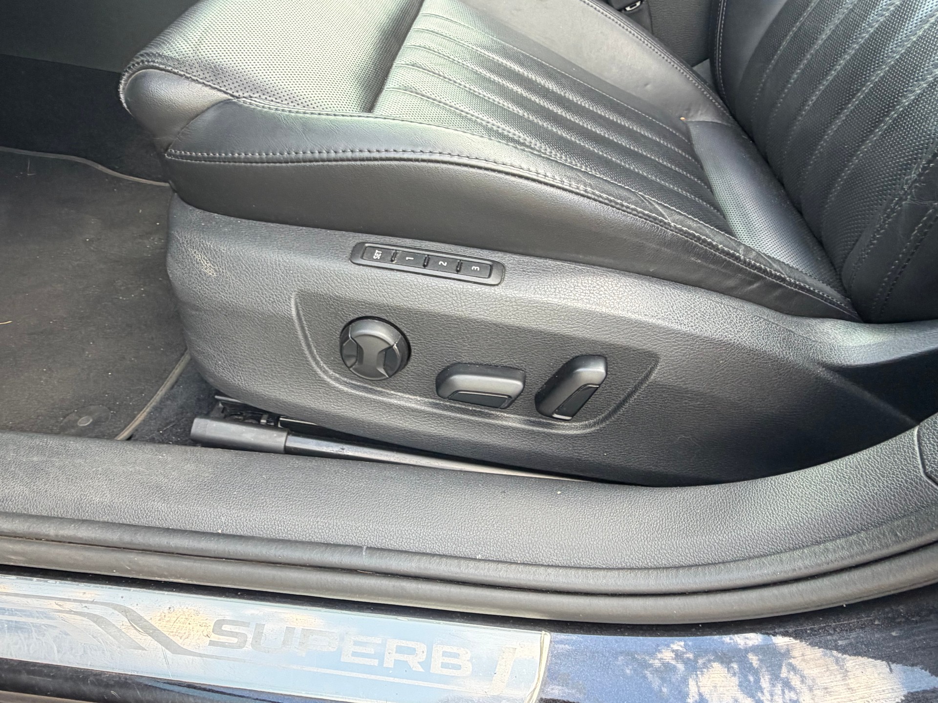 SKODA Superb Combi 2.0 TDi Ambition 4x4 DSG-image-14