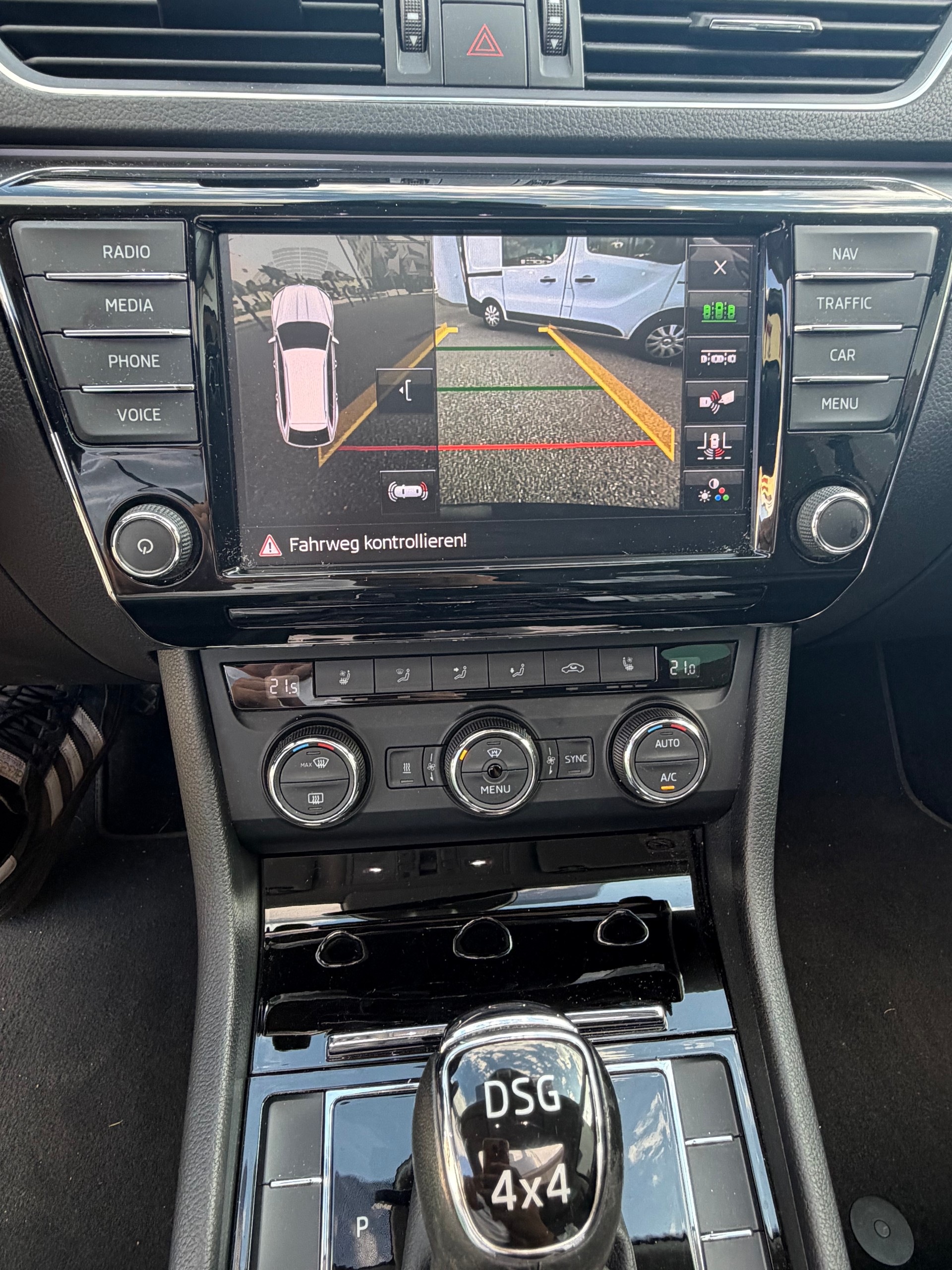 SKODA Superb Combi 2.0 TDi Ambition 4x4 DSG-image-12