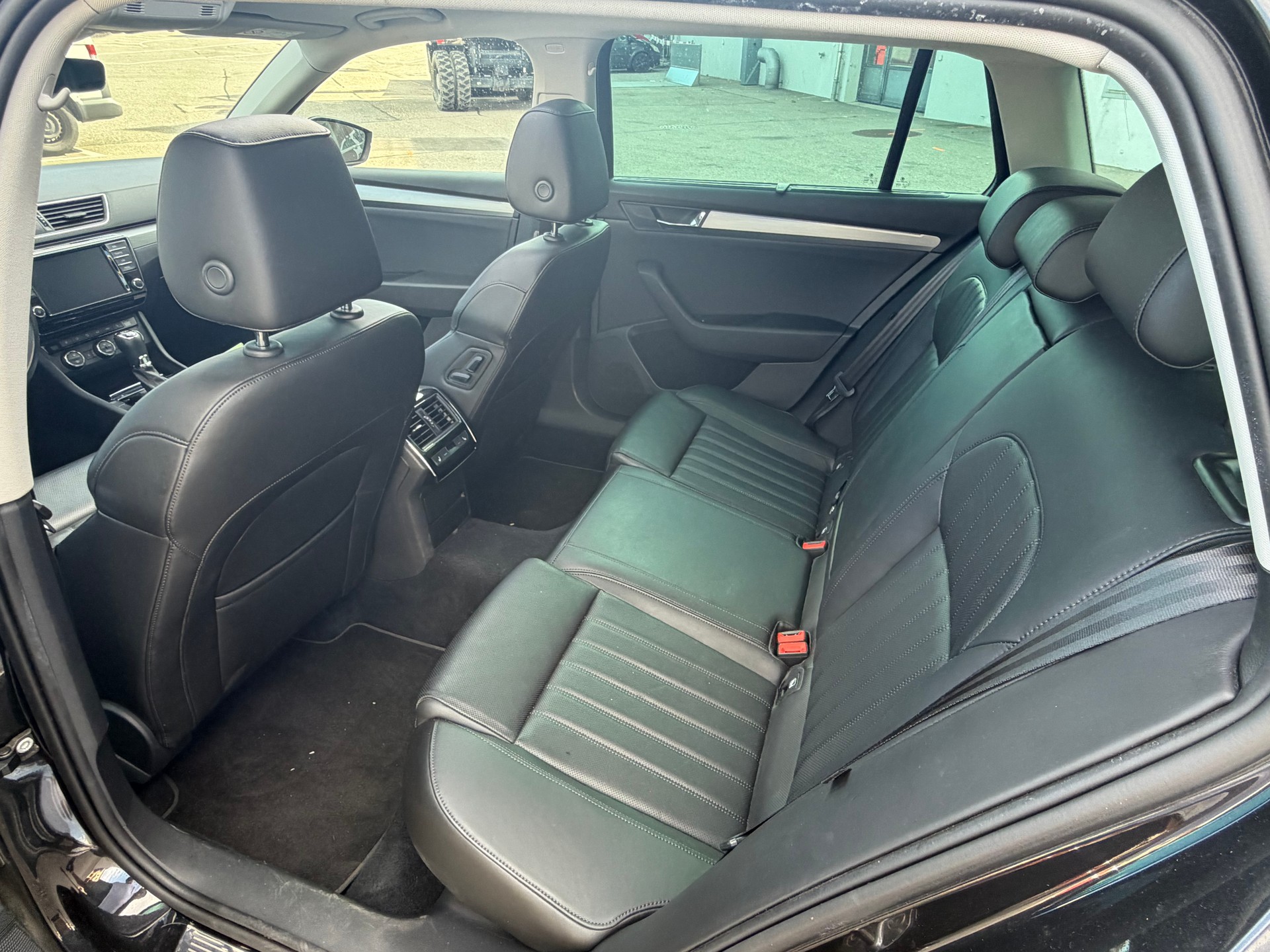 SKODA Superb Combi 2.0 TDi Ambition 4x4 DSG-image-16
