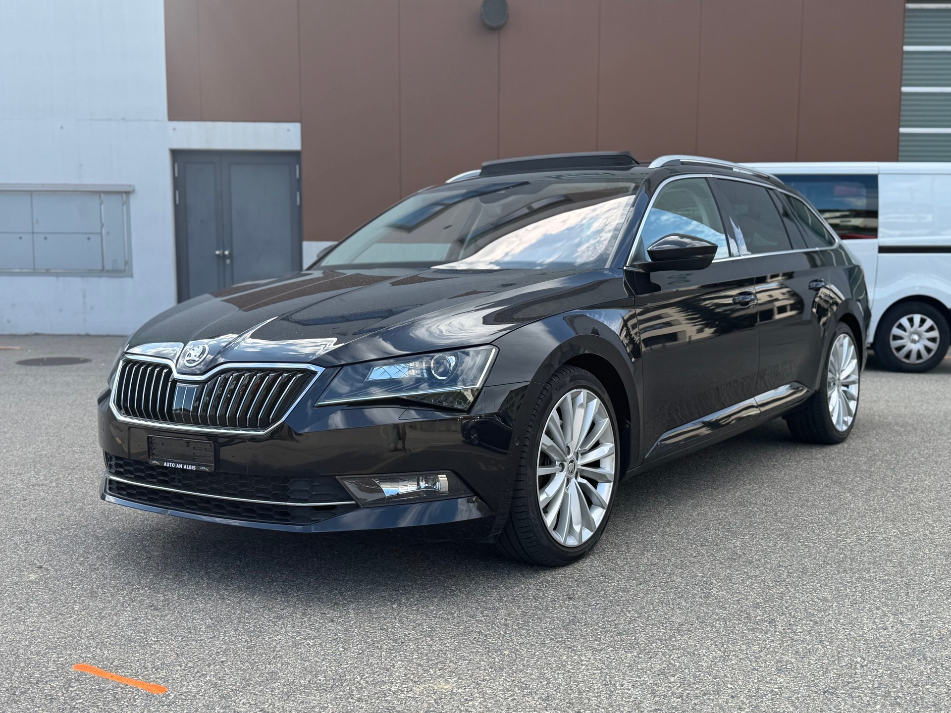 SKODA Superb Combi 2.0 TDi Ambition 4x4 DSG-image-0