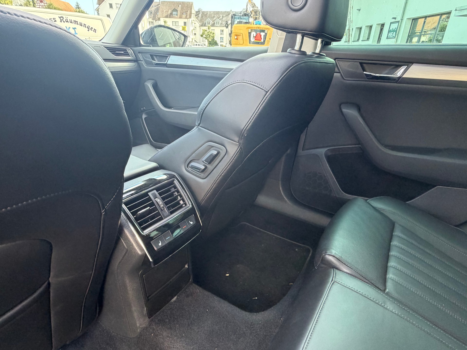 SKODA Superb Combi 2.0 TDi Ambition 4x4 DSG-image-15