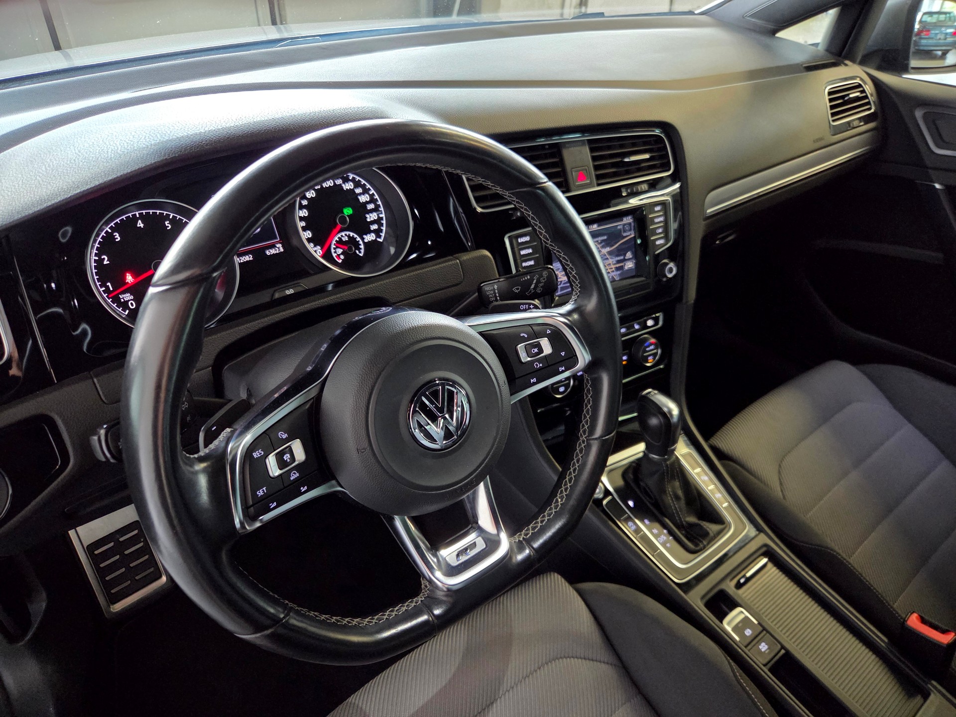 VW Golf VII 1.4 TSI R-Line DSG-image-11