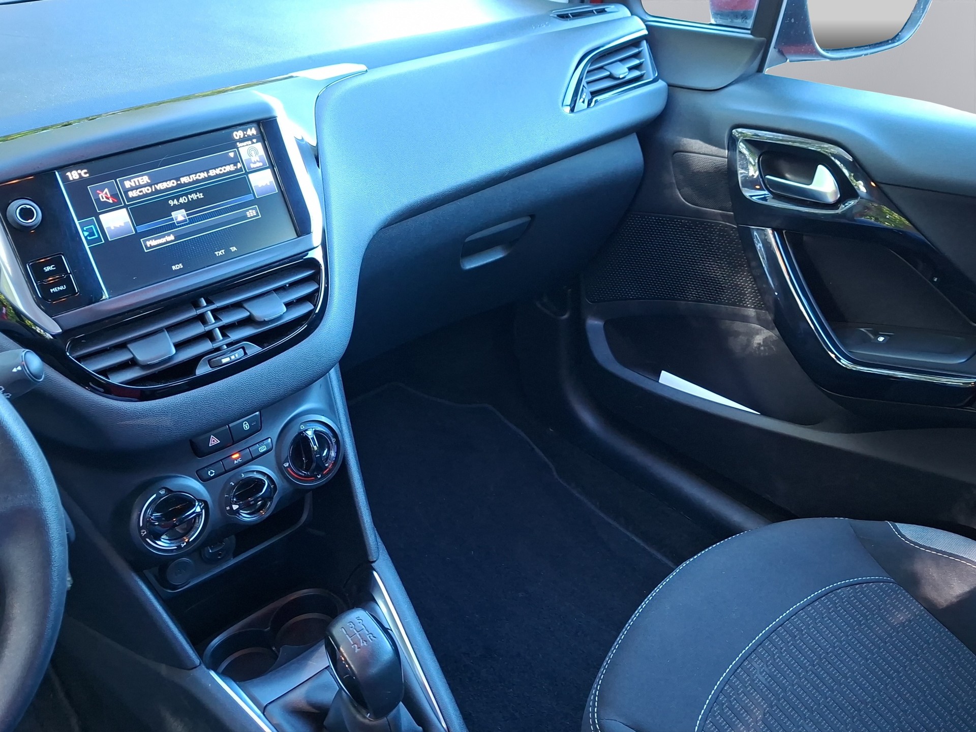 PEUGEOT 208 1.6 BlueHDi Active-image-12