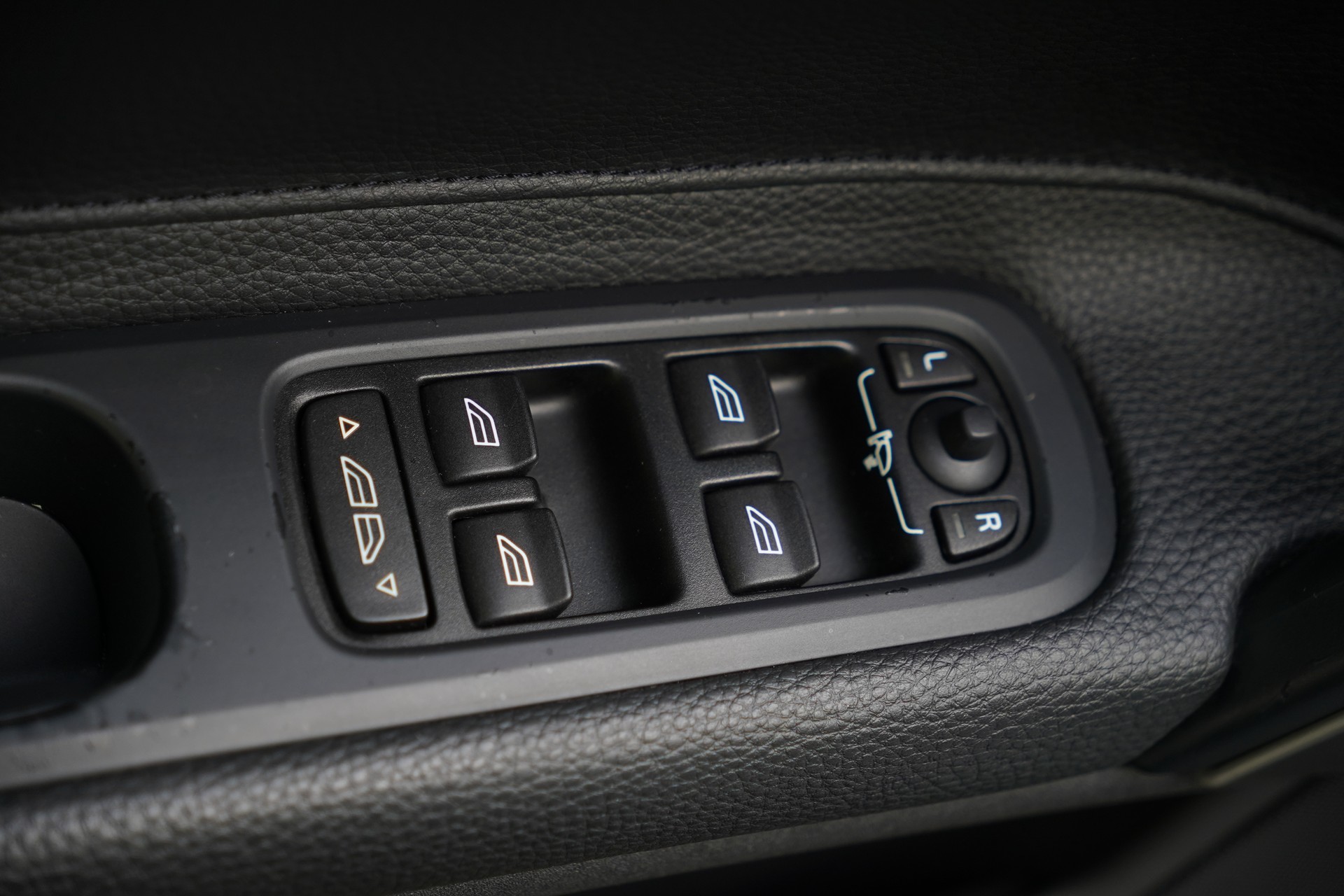 VOLVO C70 D5 Summum Geartronic-image-24
