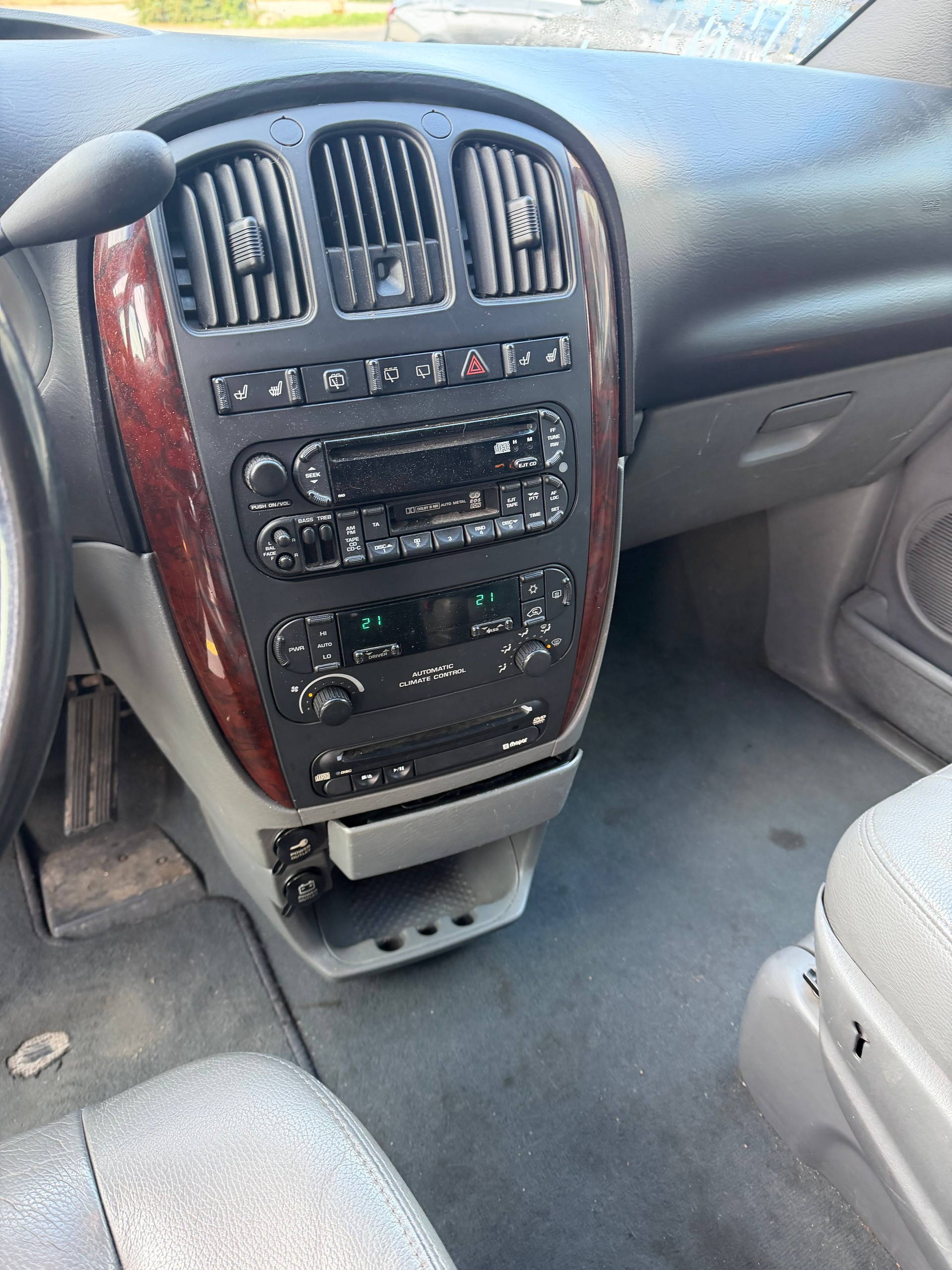 CHRYSLER Voyager 3.3 LX-image-8