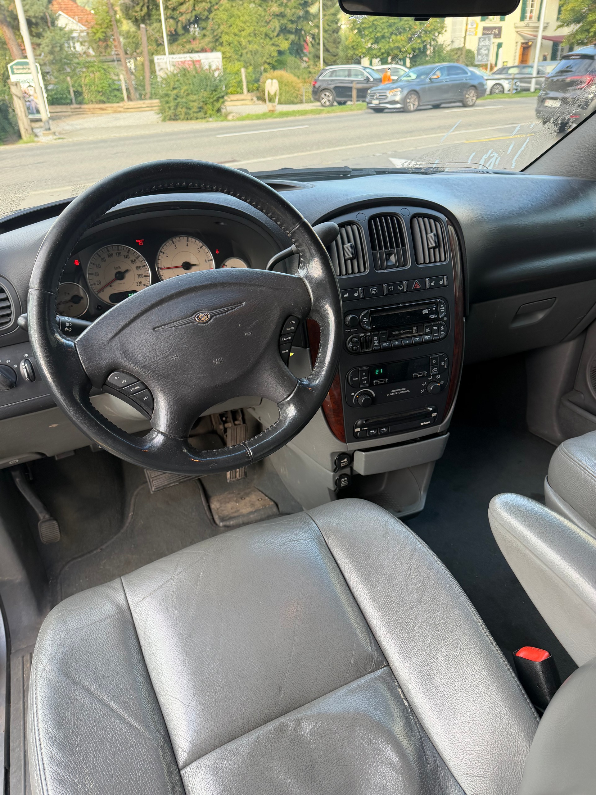 CHRYSLER Voyager 3.3 LX-image-7