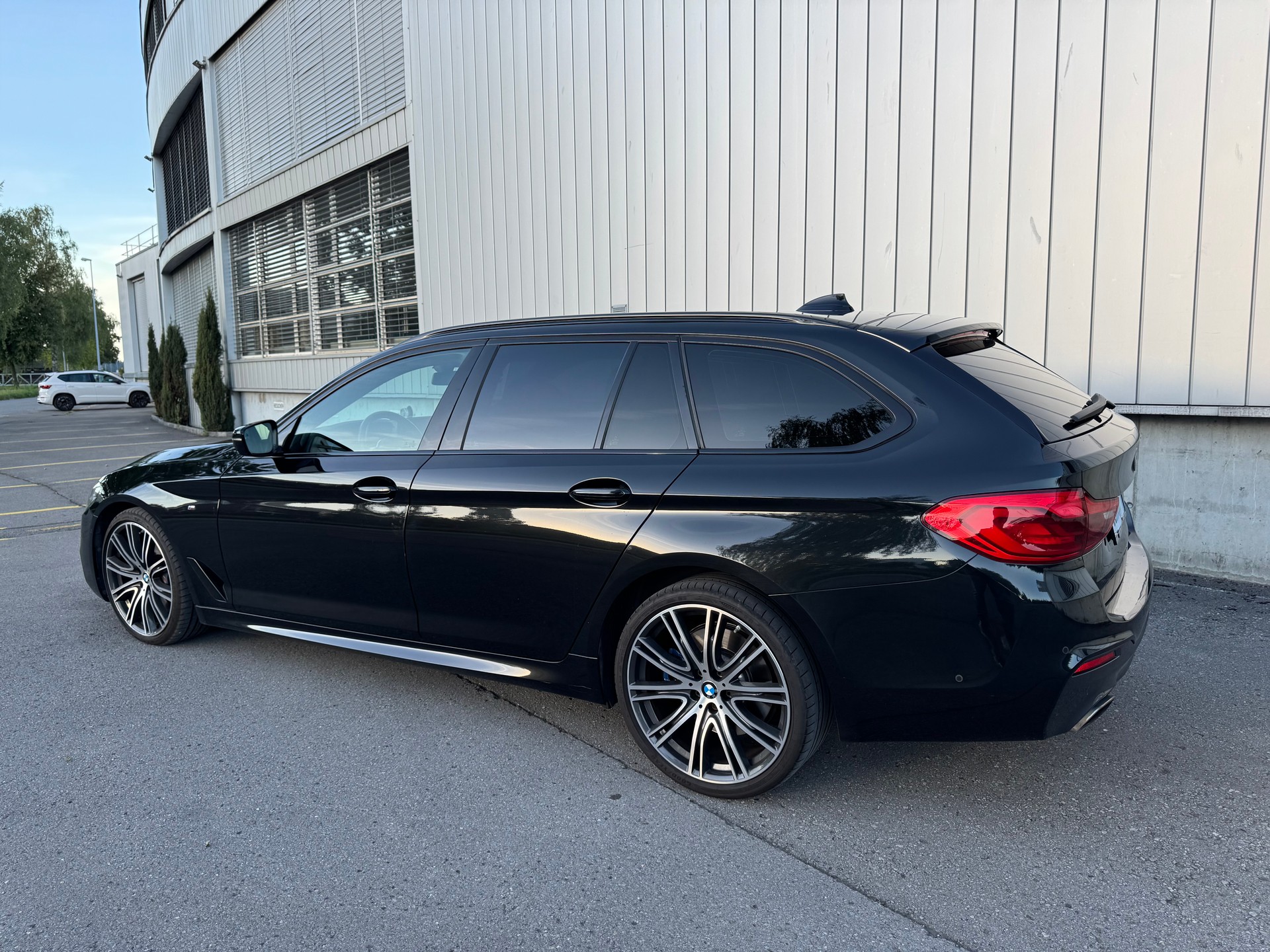 BMW 540i xDrive Touring Sport Line Steptronic-image-3