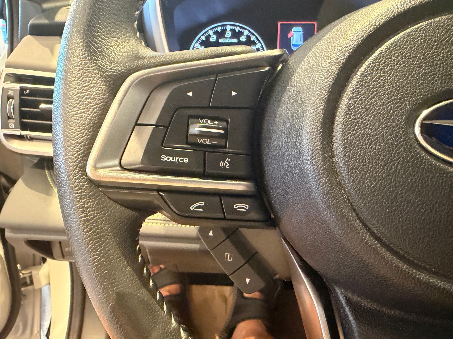 SUBARU Outback 2.5i Crossroad-image-16
