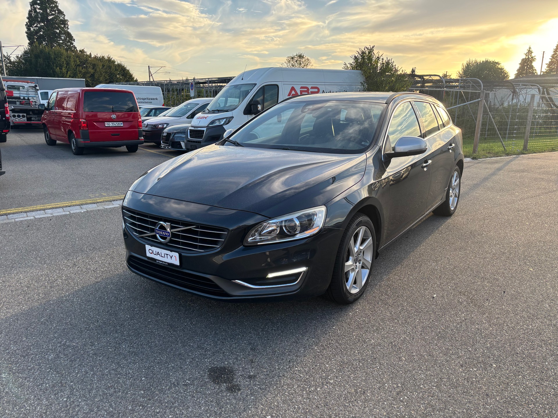 VOLVO V60 D5 Momentum Geartronic-image-1