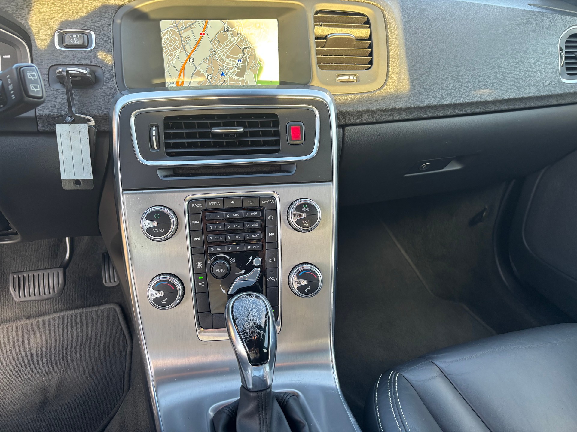 VOLVO V60 D5 Momentum Geartronic-image-10