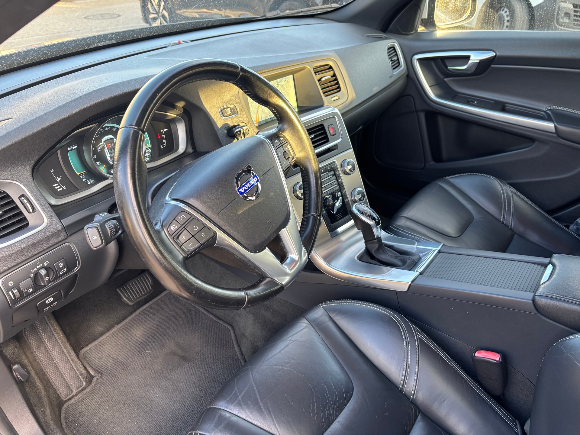 VOLVO V60 D5 Momentum Geartronic-image-8