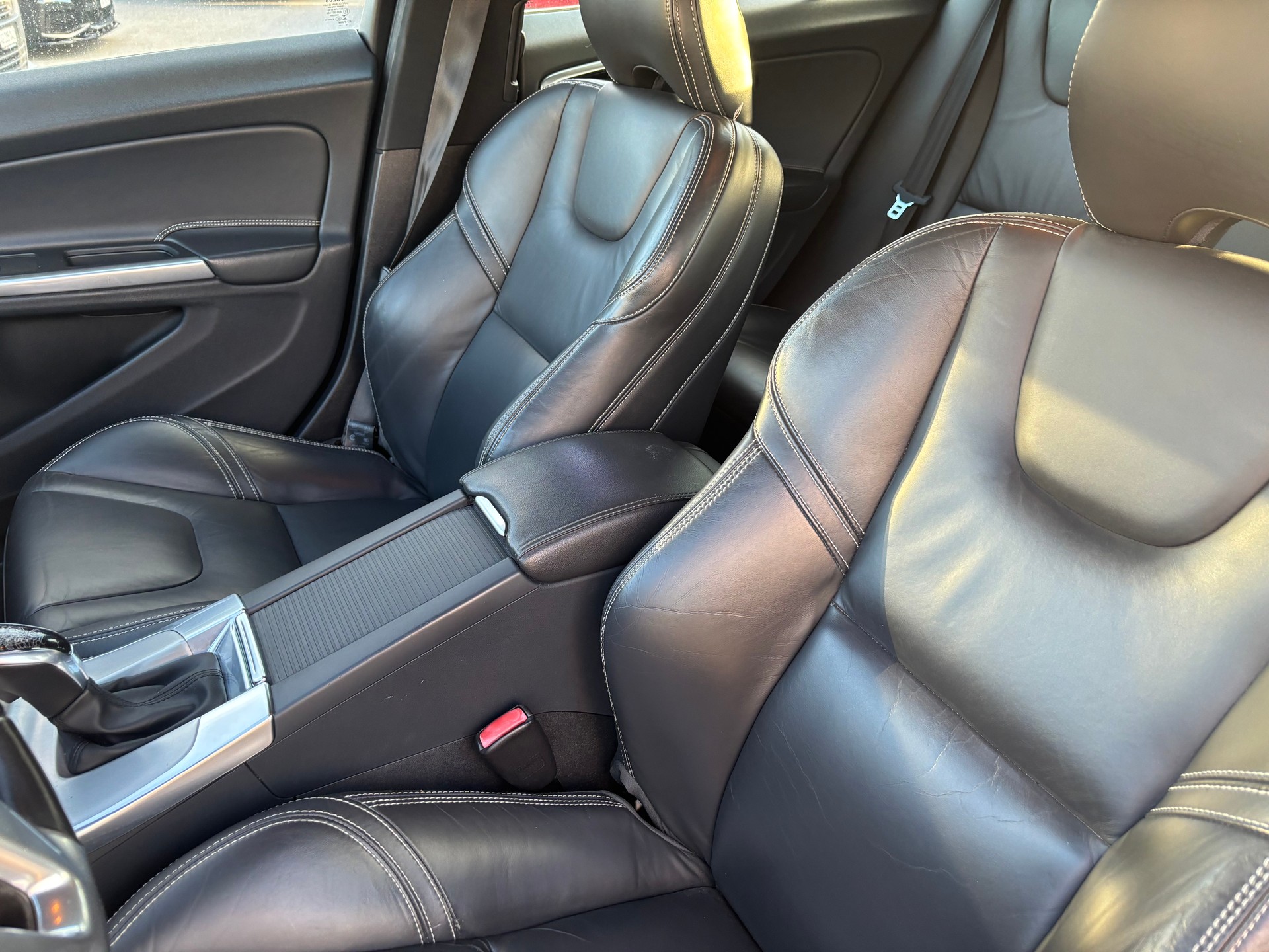 VOLVO V60 D5 Momentum Geartronic-image-9