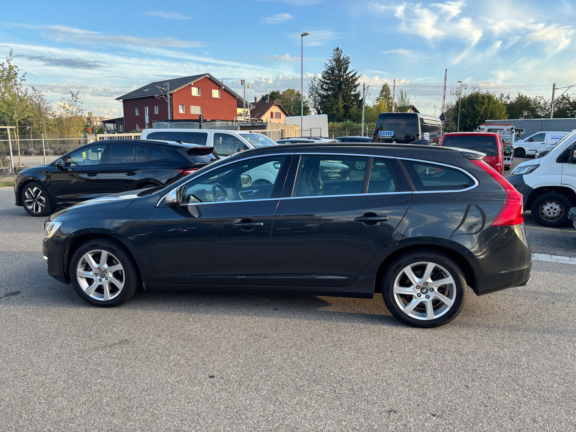 VOLVO V60 D5 Momentum Geartronic-image-2