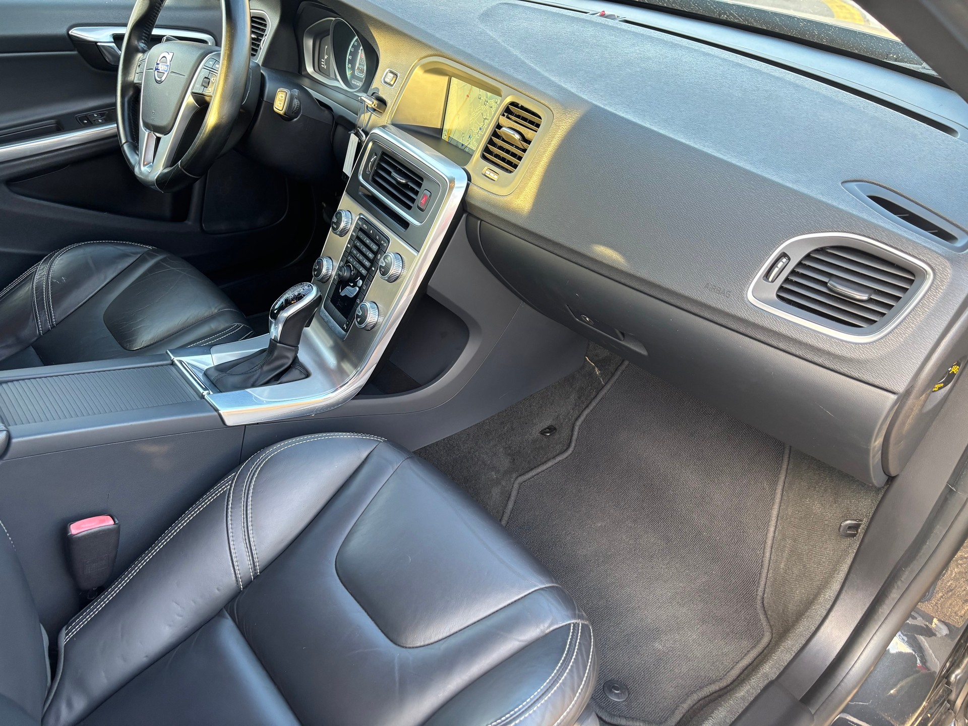 VOLVO V60 D5 Momentum Geartronic-image-6