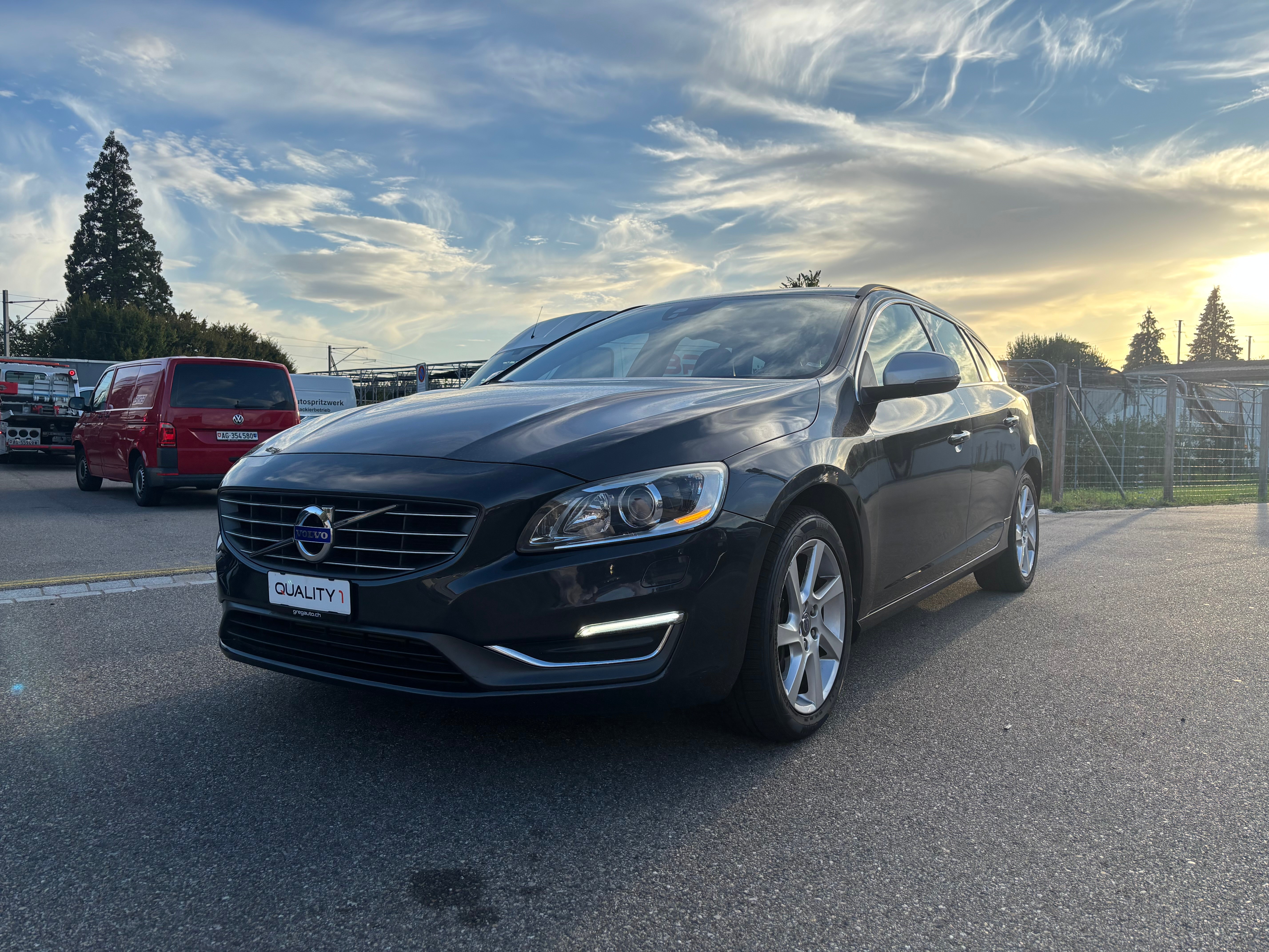 VOLVO V60 D5 Momentum Geartronic — slika 1