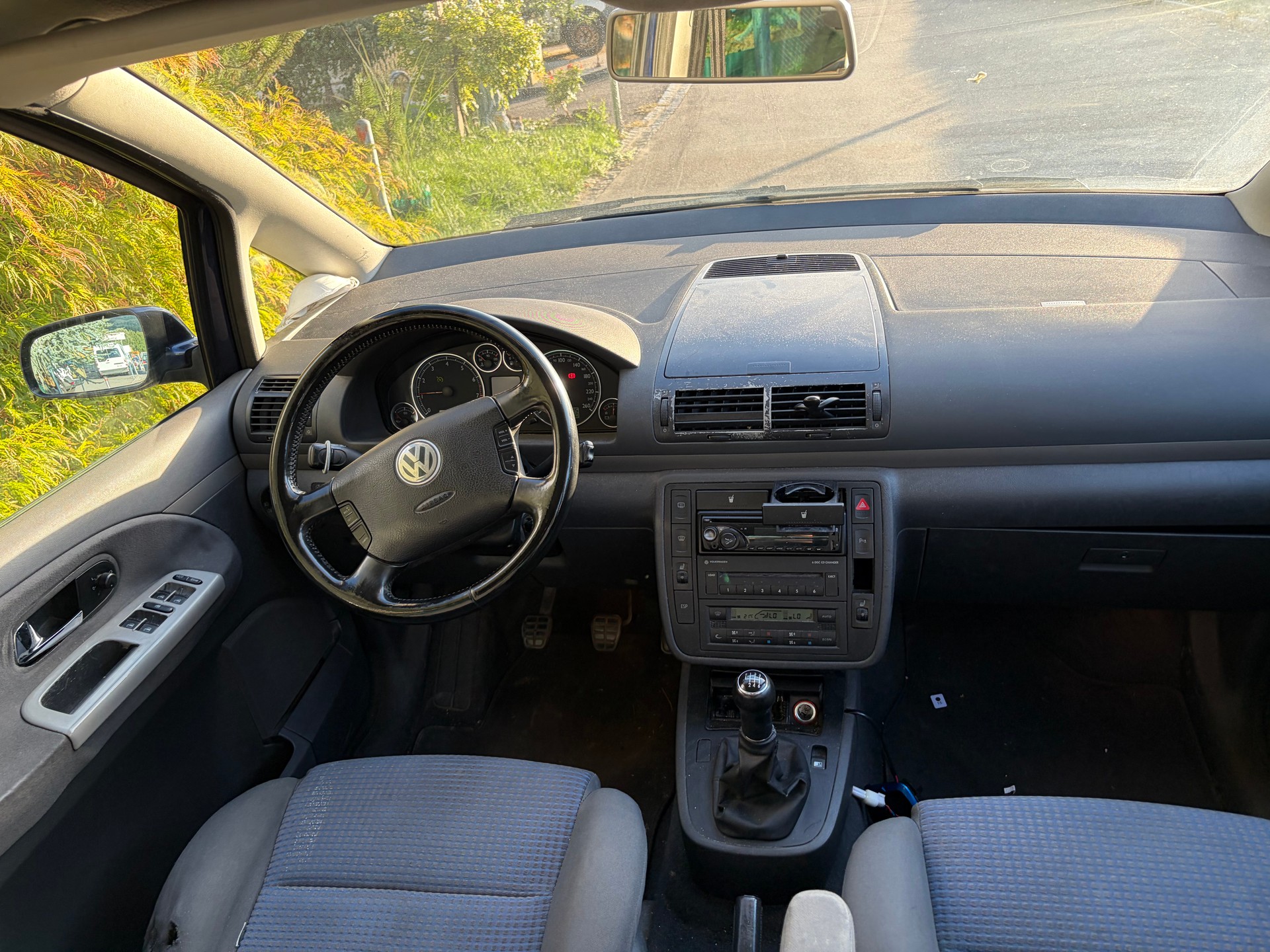 VW Sharan 1.8 T Highline-image-3