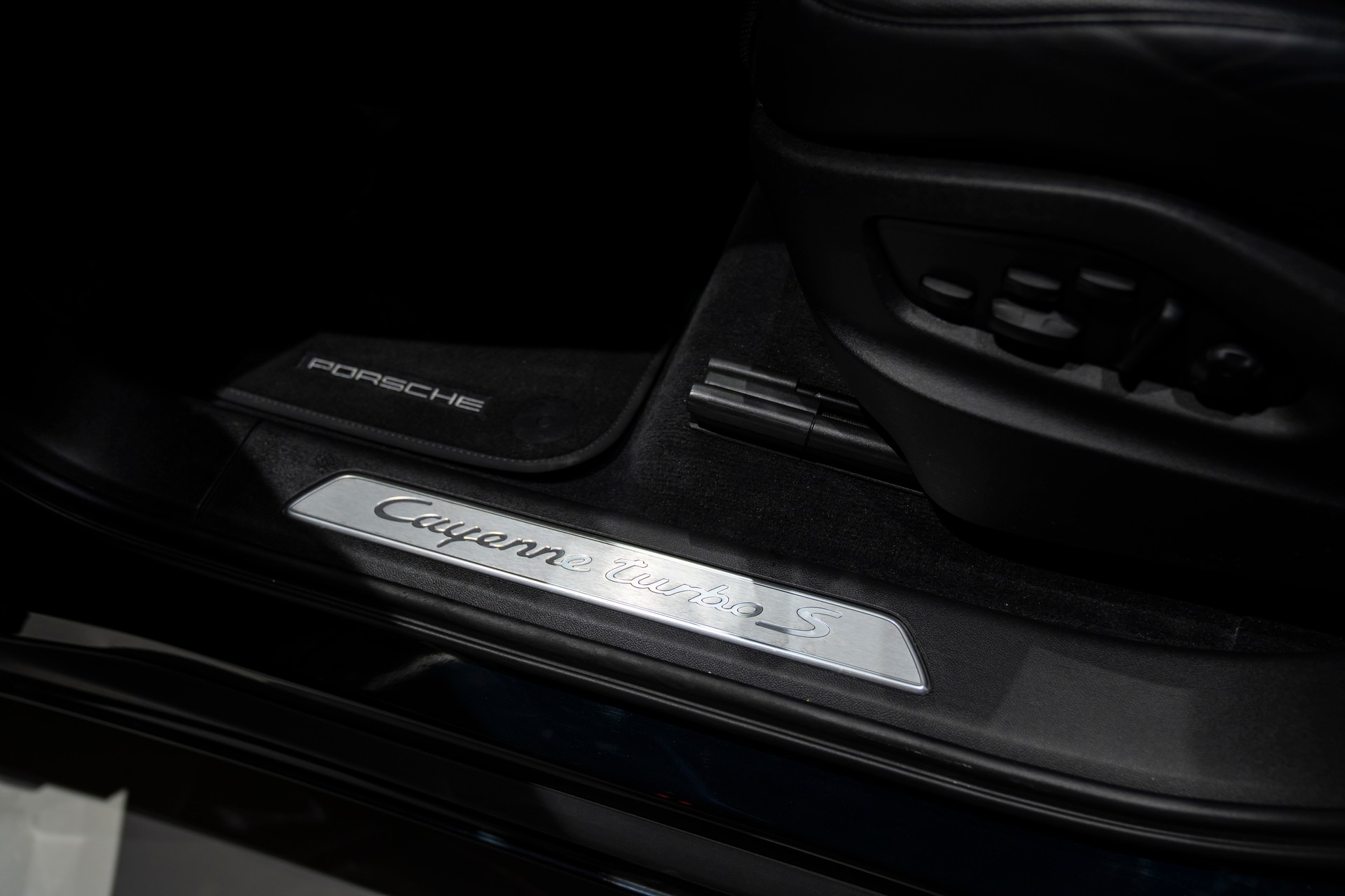 PORSCHE Cayenne Turbo S E-Hybrid-image-11