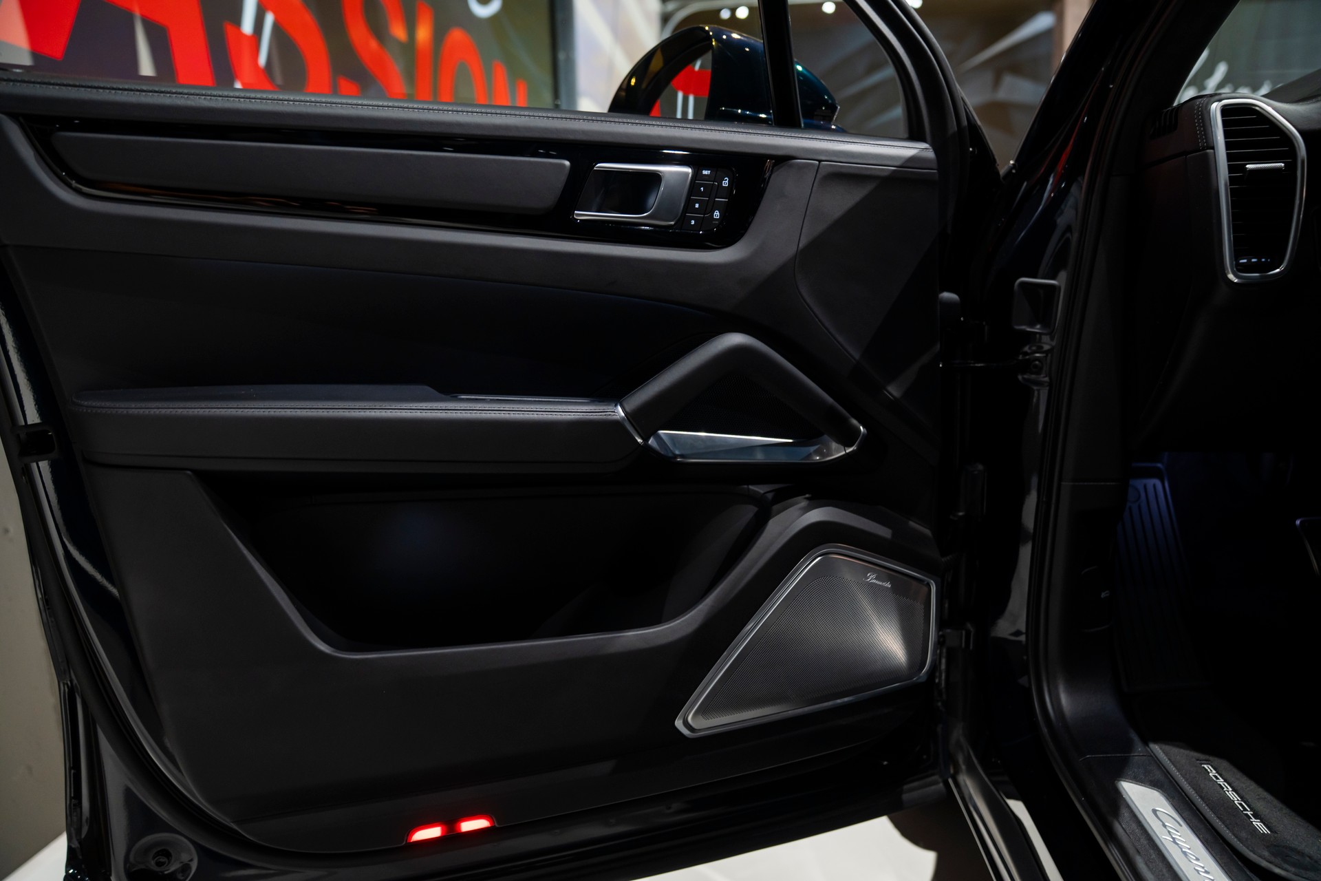 PORSCHE Cayenne Turbo S E-Hybrid-image-9