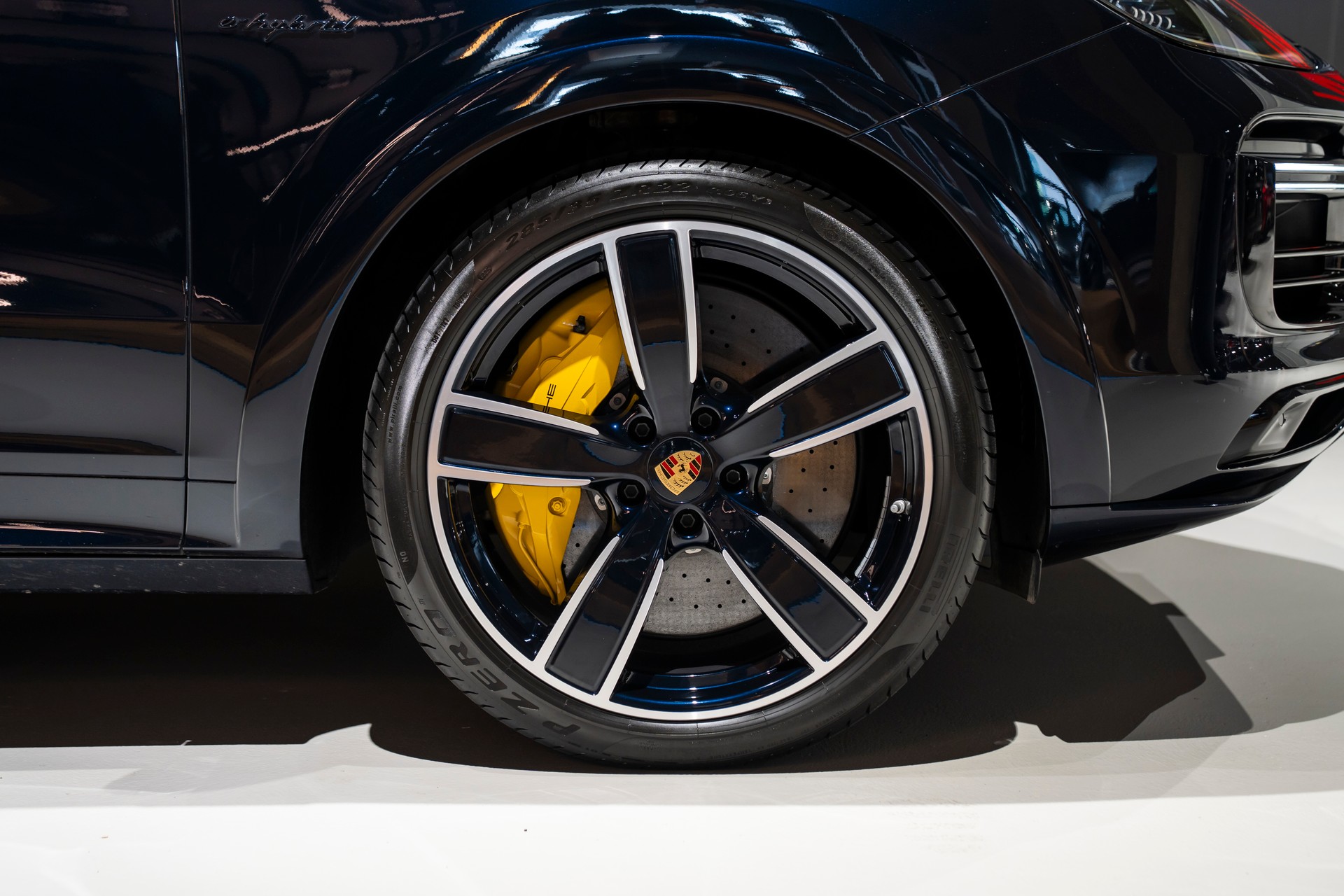 PORSCHE Cayenne Turbo S E-Hybrid-image-5