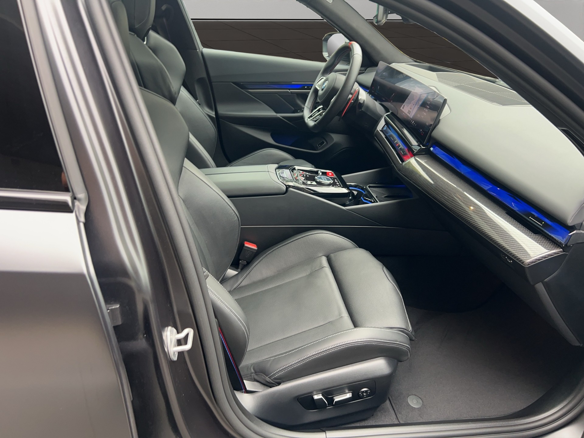 BMW M5 xDrive Touring-image-21