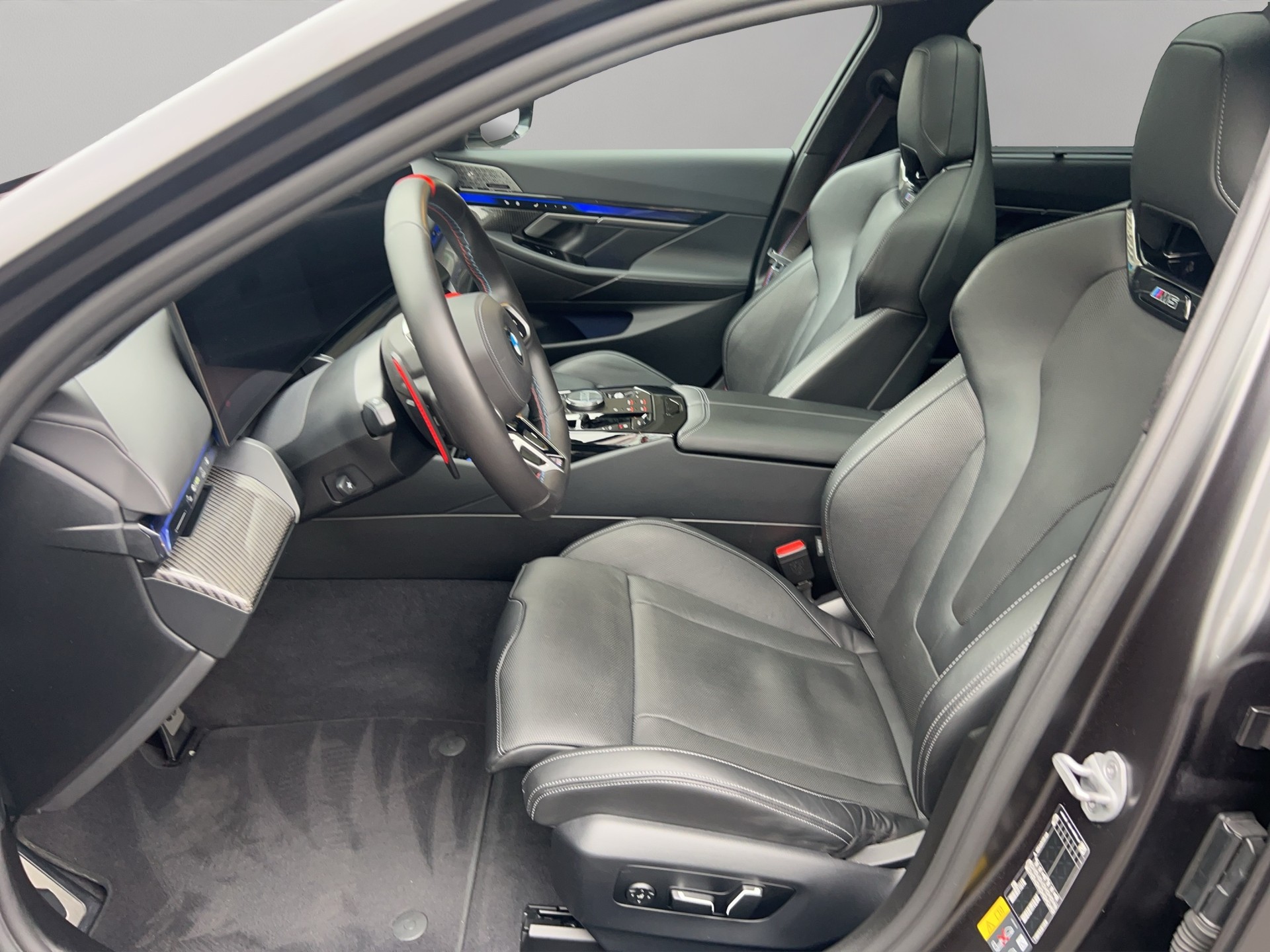 BMW M5 xDrive Touring-image-11