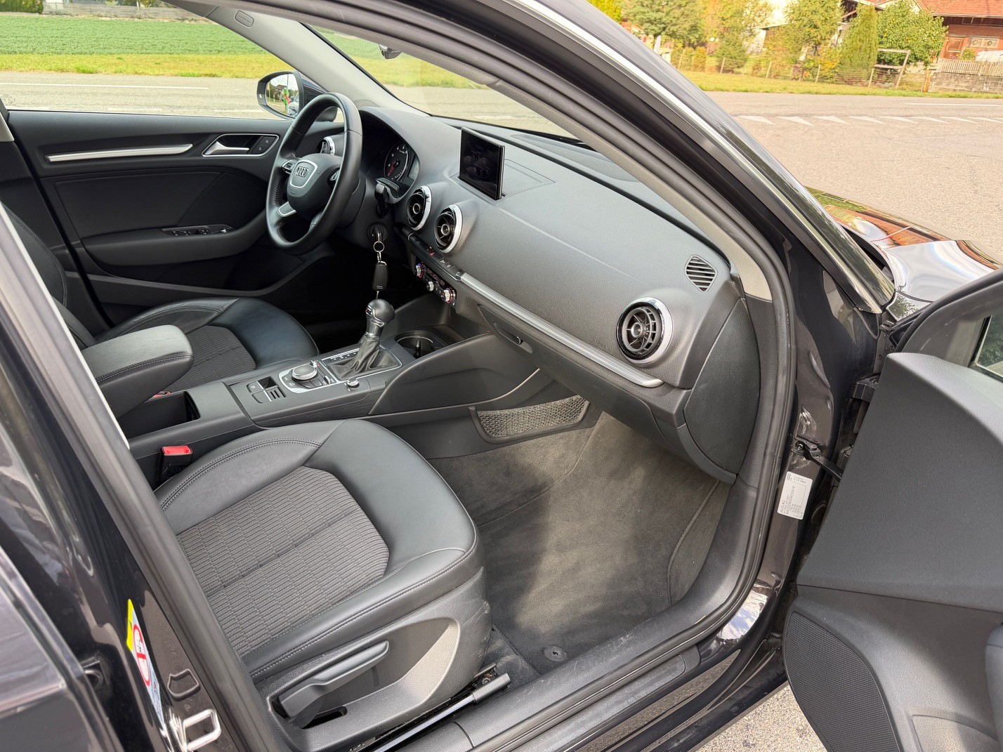 AUDI A3 Sportback 1.4 TFSI Attraction S-tronic-image-9