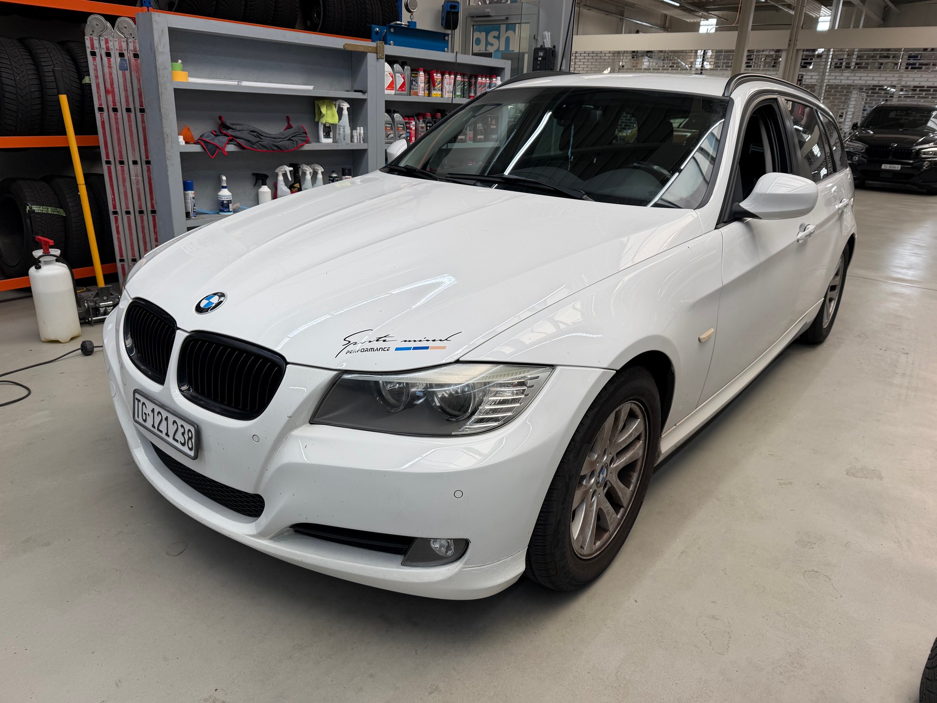 BMW 320d Touring-image-0