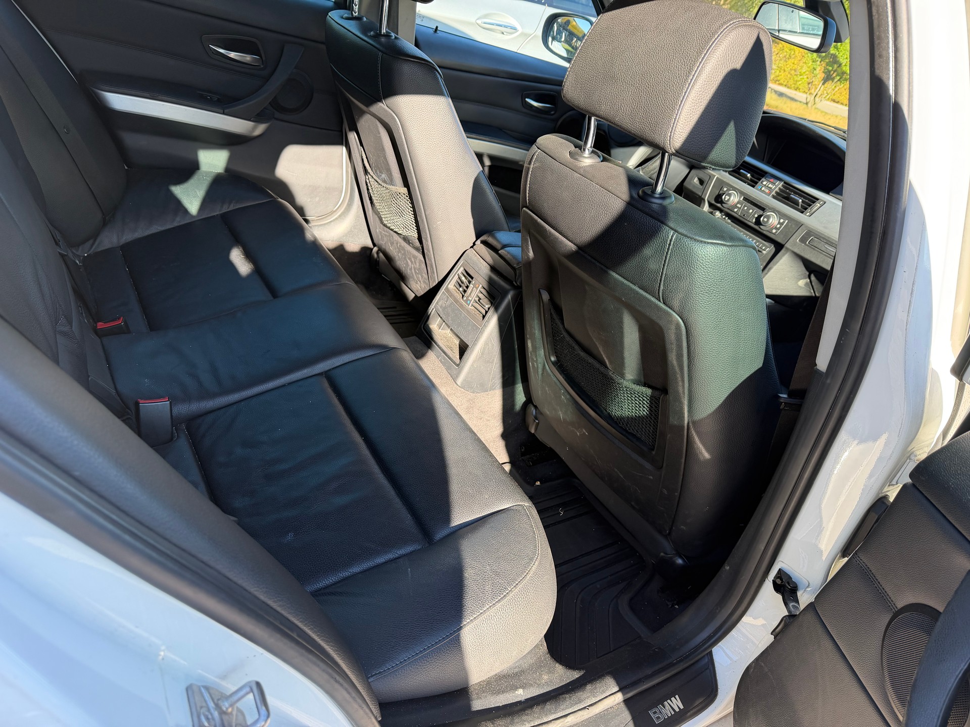BMW 320d Touring-image-12