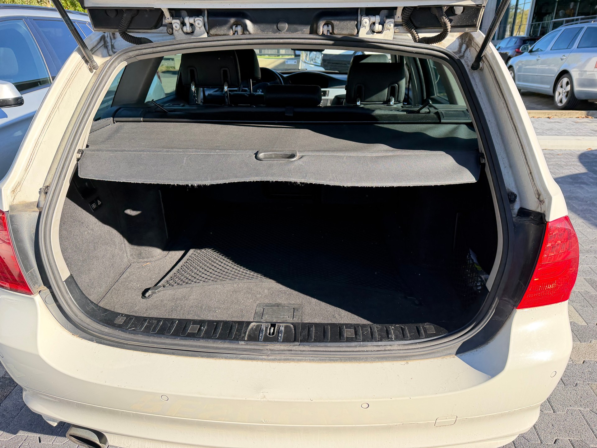 BMW 320d Touring-image-13
