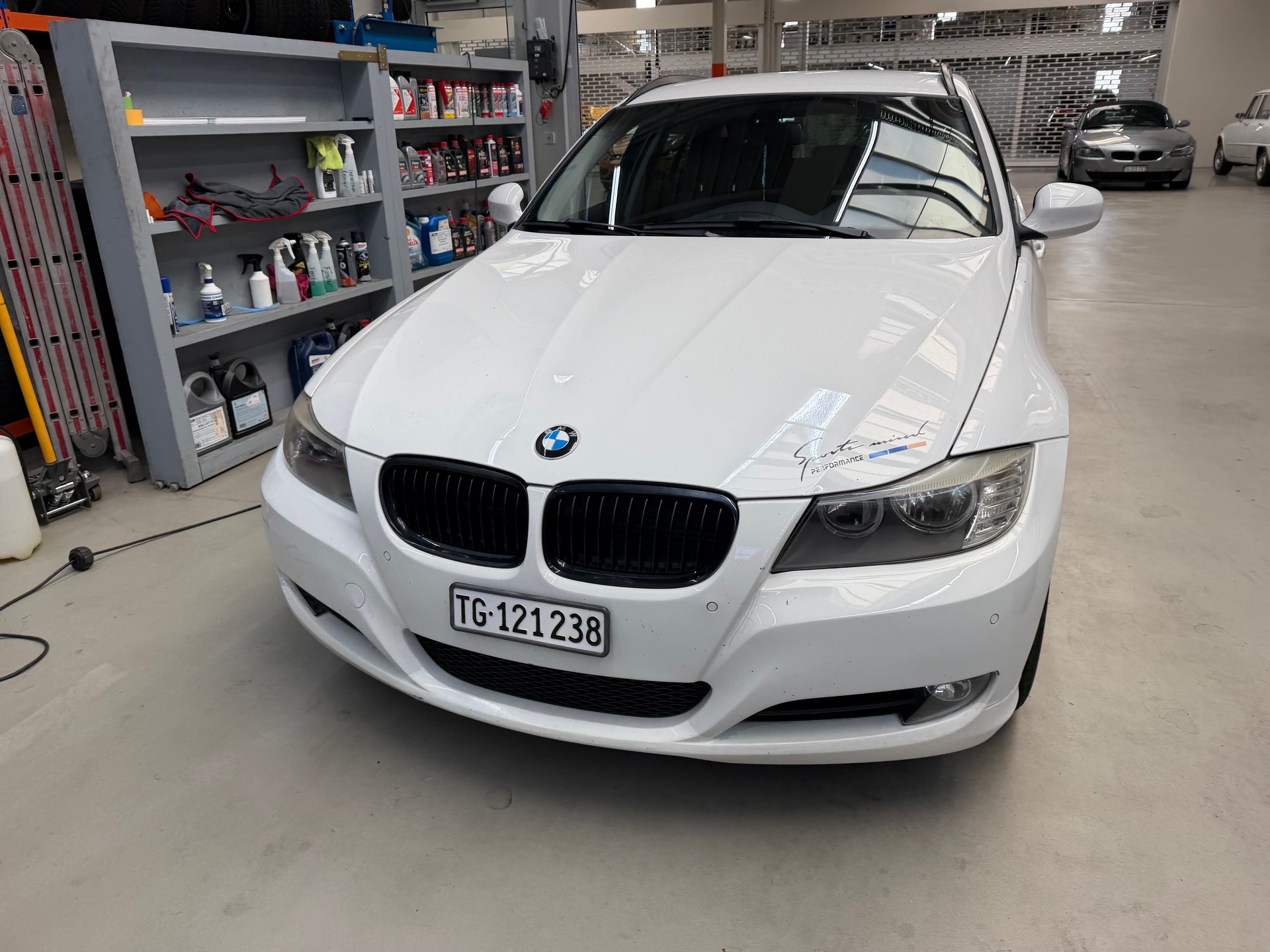 BMW 320d Touring-image-1
