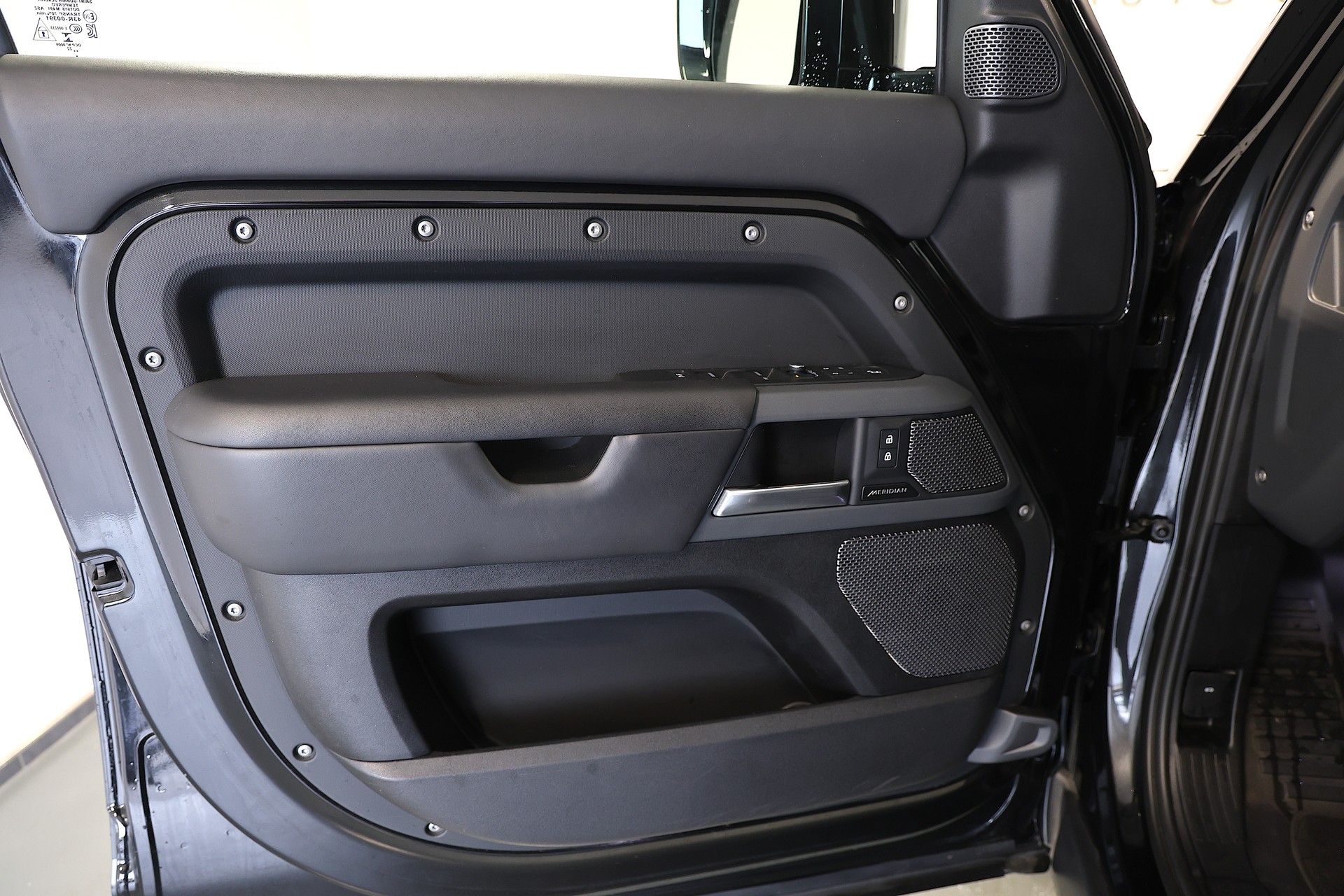 LAND ROVER Defender 110 3.0 D I6 300 X-Dynamic HSE-image-12