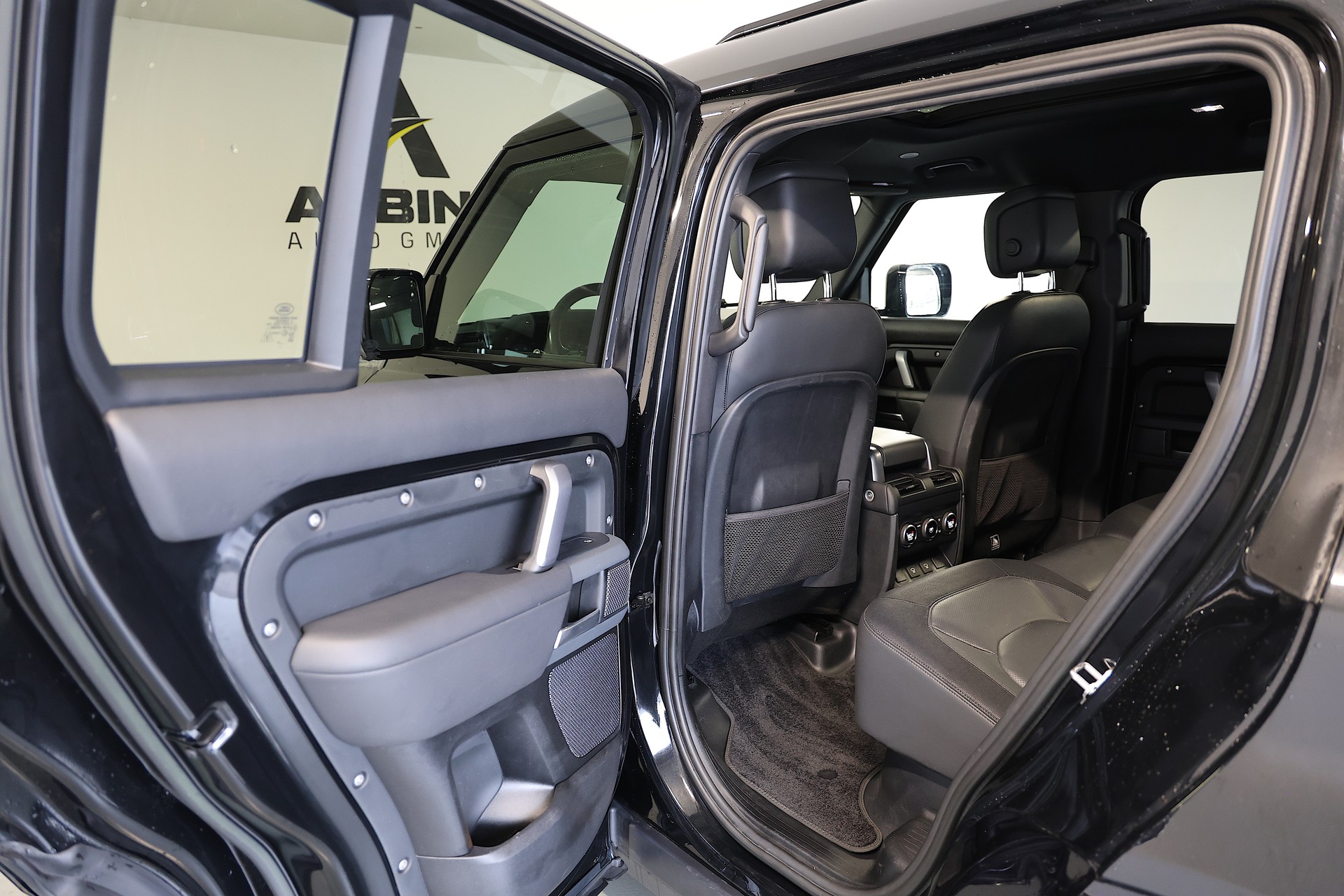 LAND ROVER Defender 110 3.0 D I6 300 X-Dynamic HSE-image-16