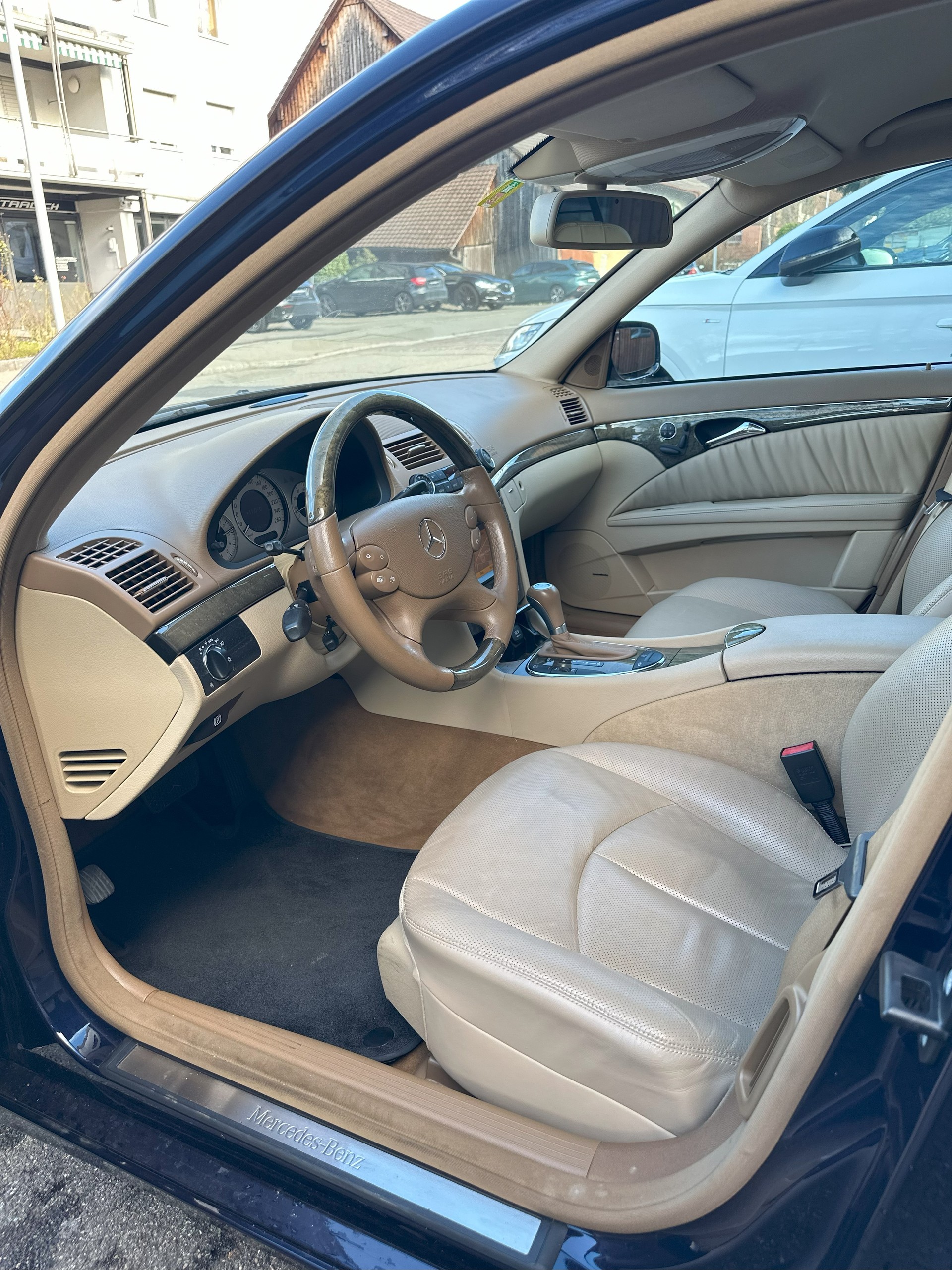 MERCEDES-BENZ E 500 Avantgarde 4Matic Automatic-image-3