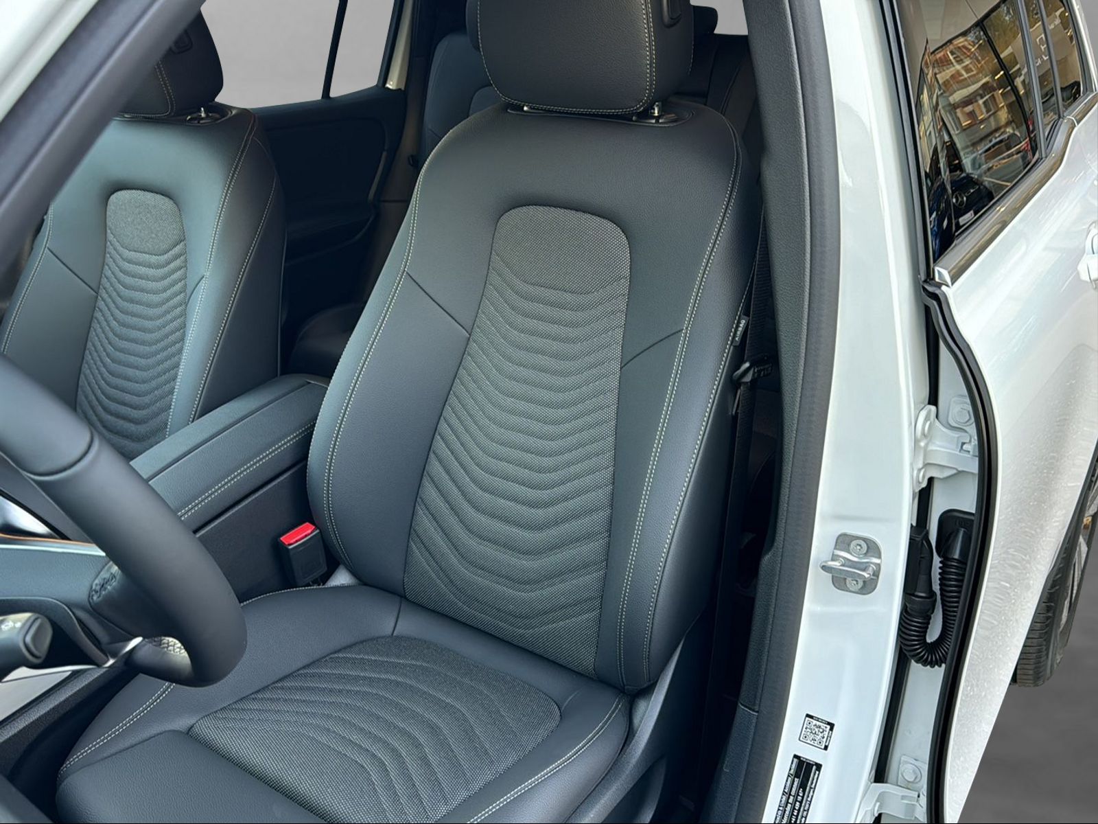 MERCEDES-BENZ EQB 300 4Matic Swiss Star-image-8