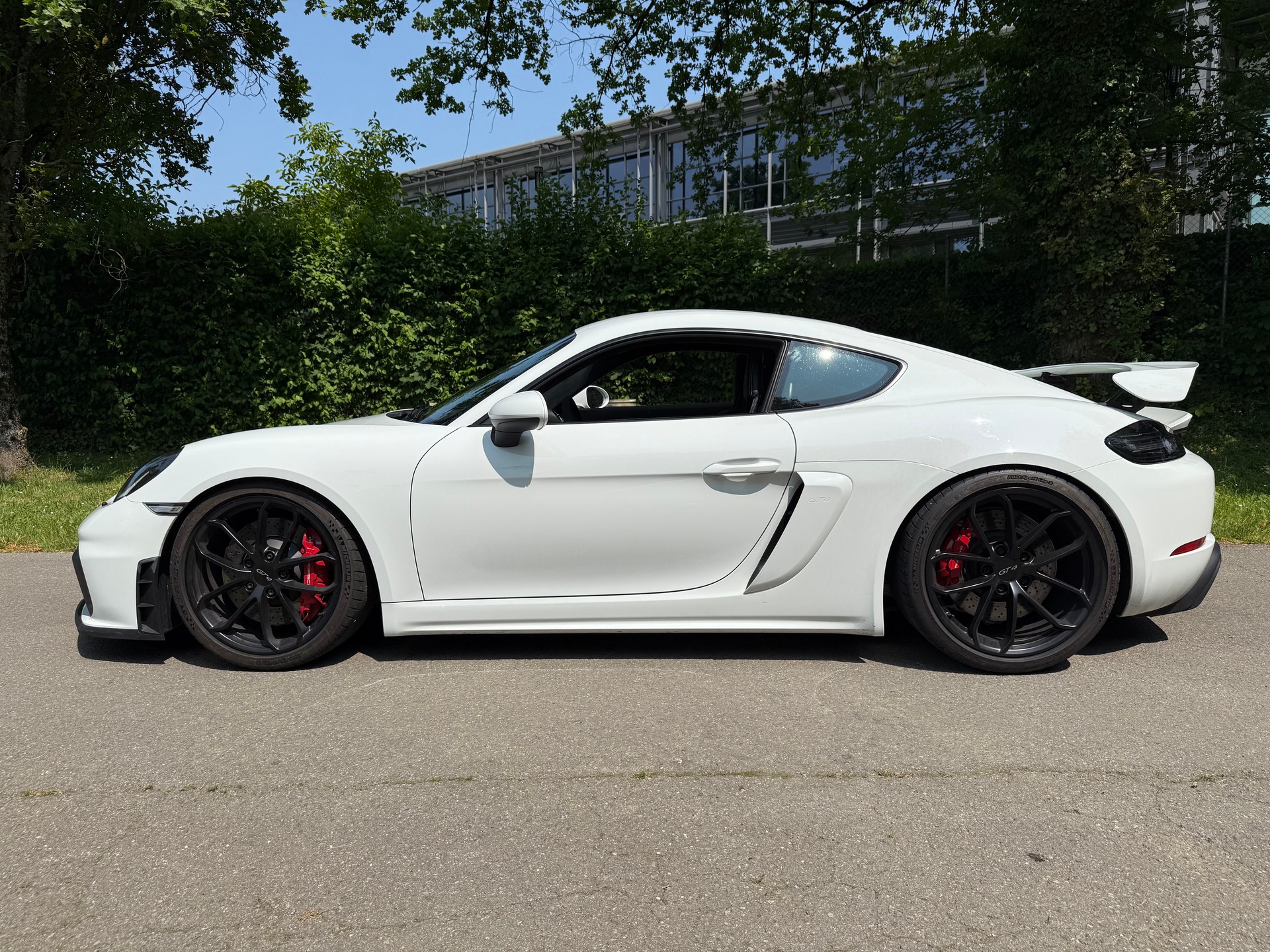 PORSCHE 718 Cayman GT4-image-3