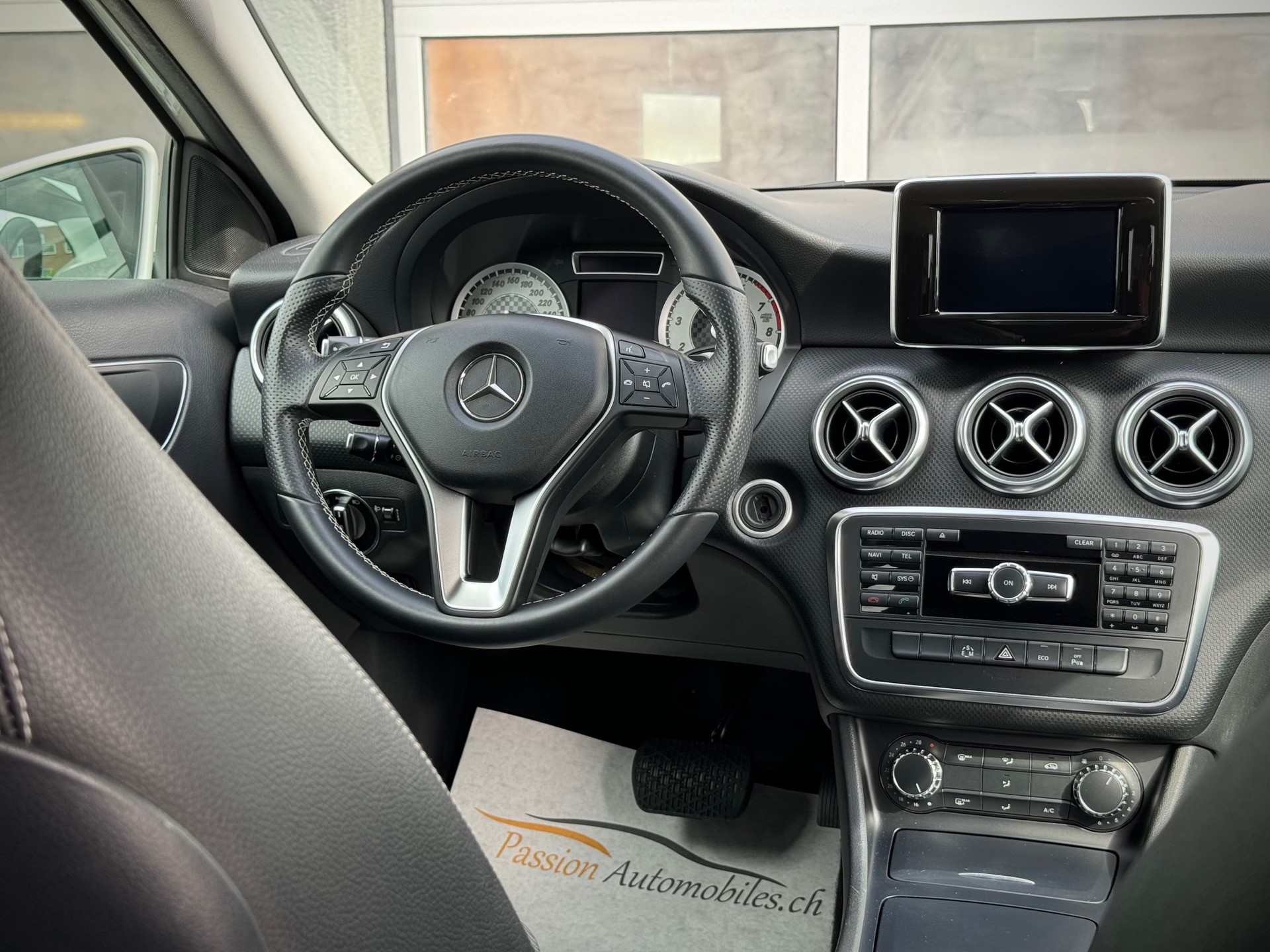 MERCEDES-BENZ A 180 Urban 7G-DCT - Véhicule Suisse (CH)-image-10