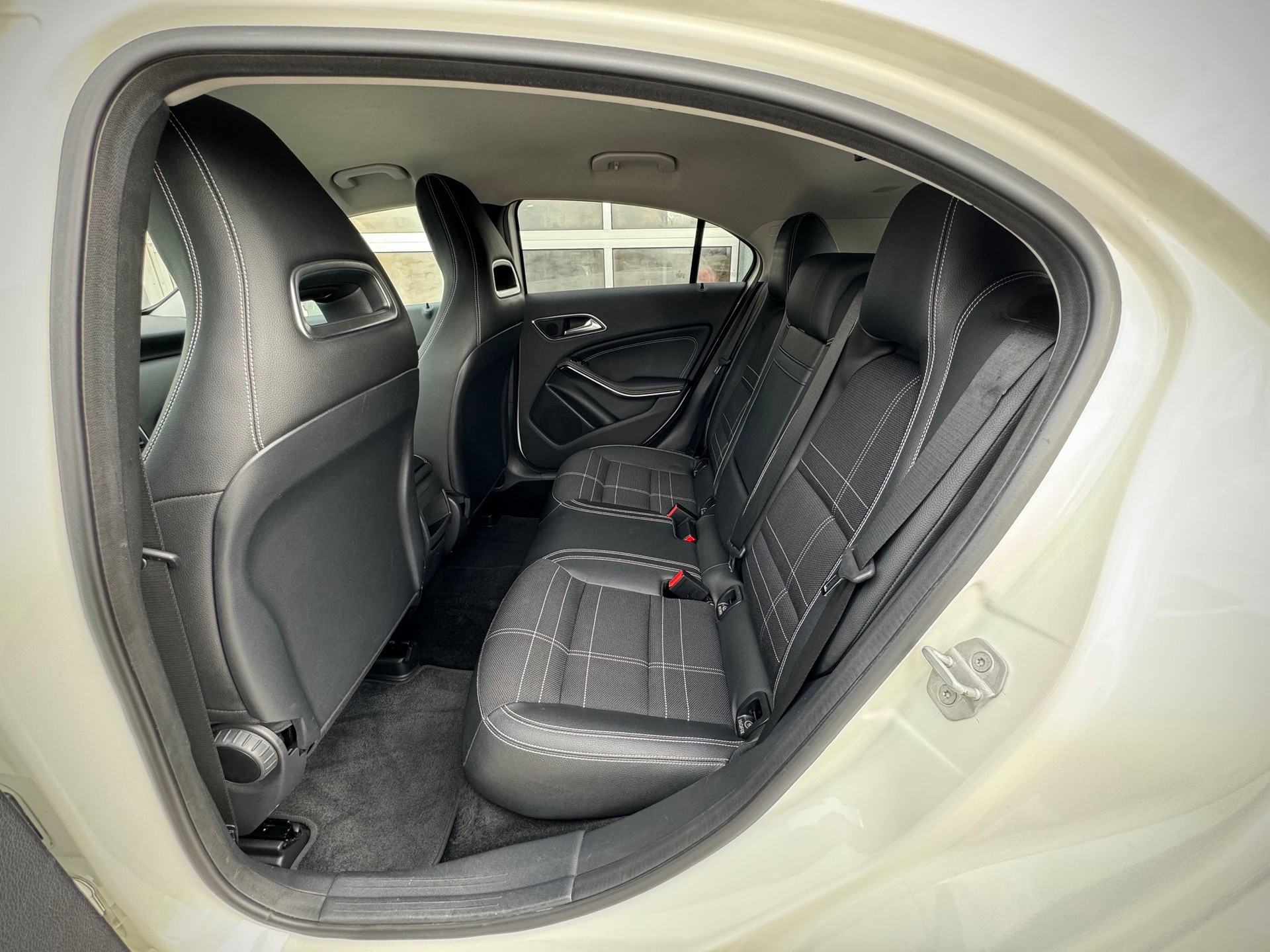 MERCEDES-BENZ A 180 Urban 7G-DCT - Véhicule Suisse (CH)-image-9