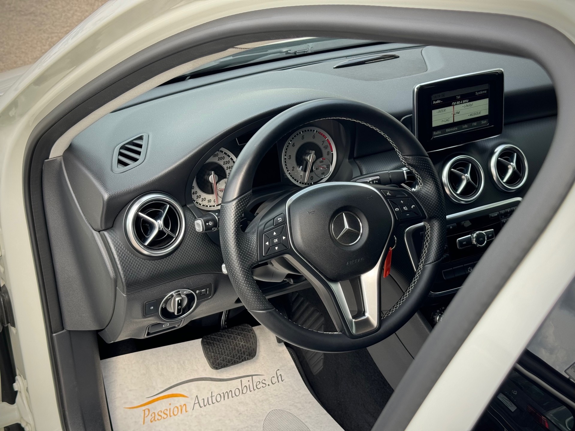 MERCEDES-BENZ A 180 Urban 7G-DCT - Véhicule Suisse (CH)-image-6