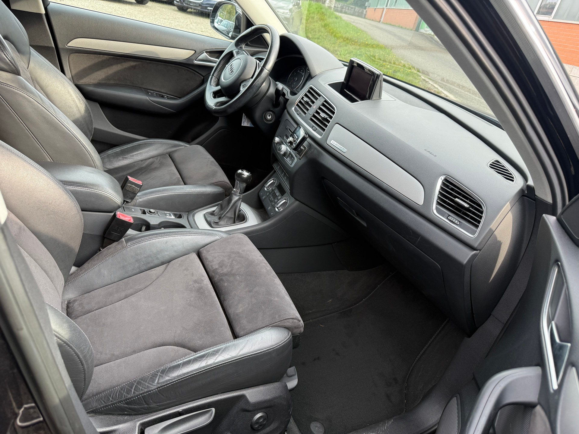 AUDI Q3 2.0 TFSI quattro-image-9