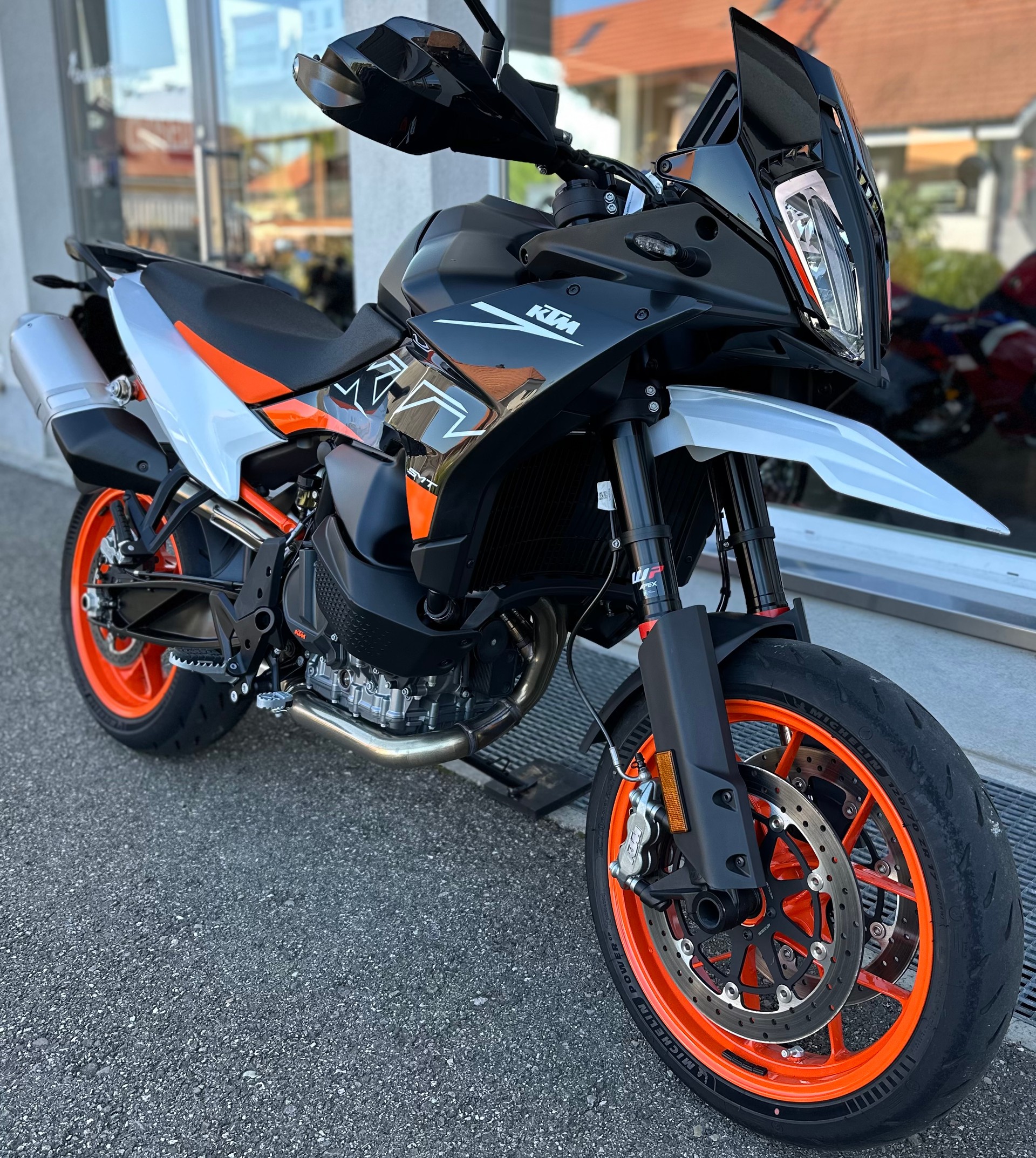 KTM 890 SMT-showroom-element-2