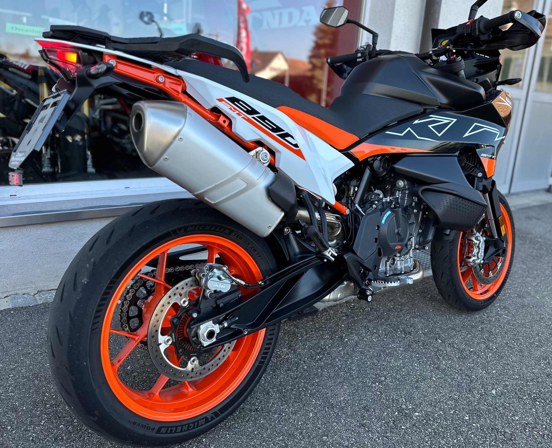 KTM 890 SMT-showroom-element-3