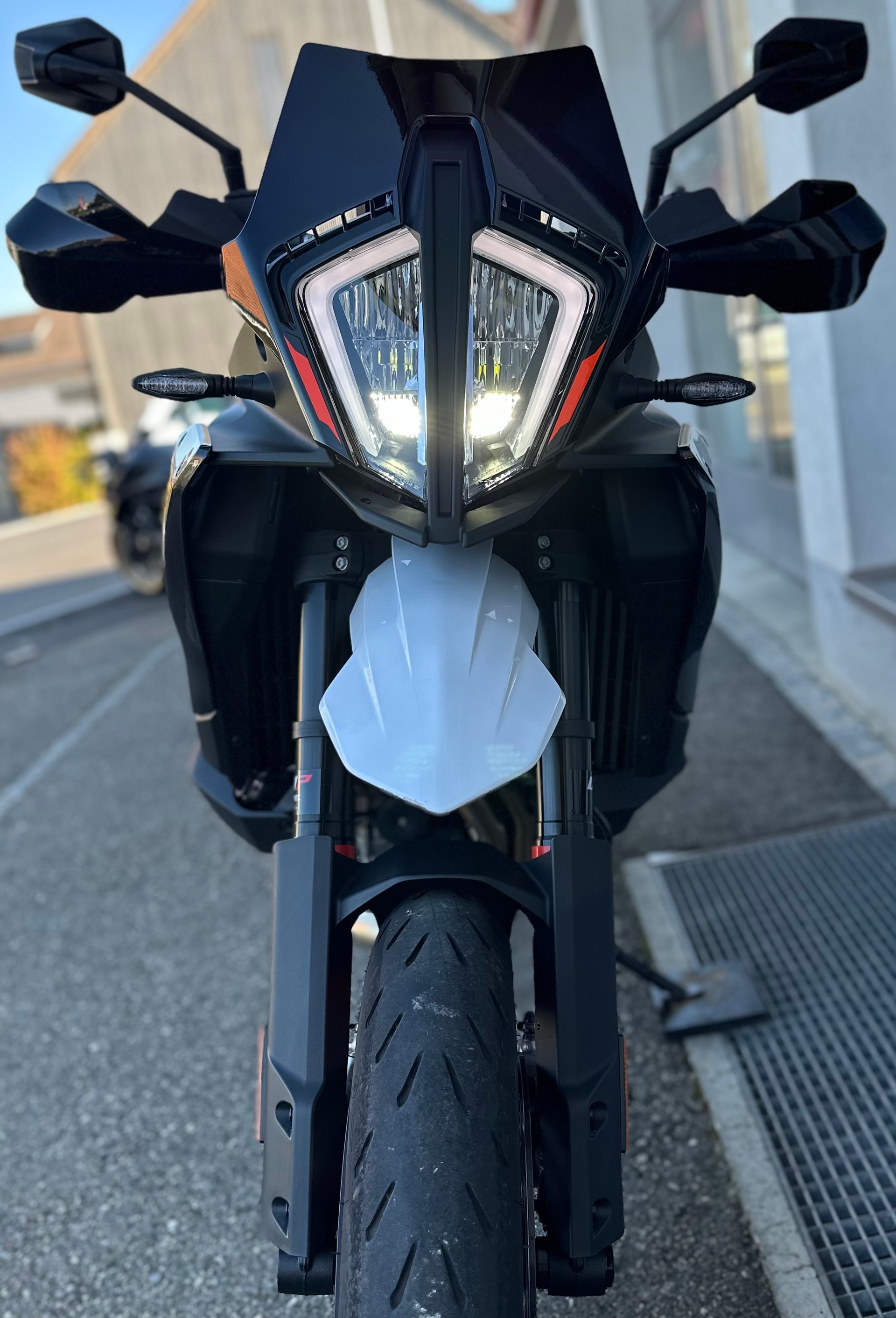 KTM 890 SMT-showroom-element-1