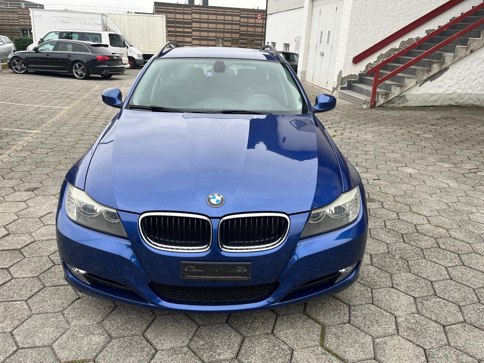 BMW 318d Touring-showroom-element-2