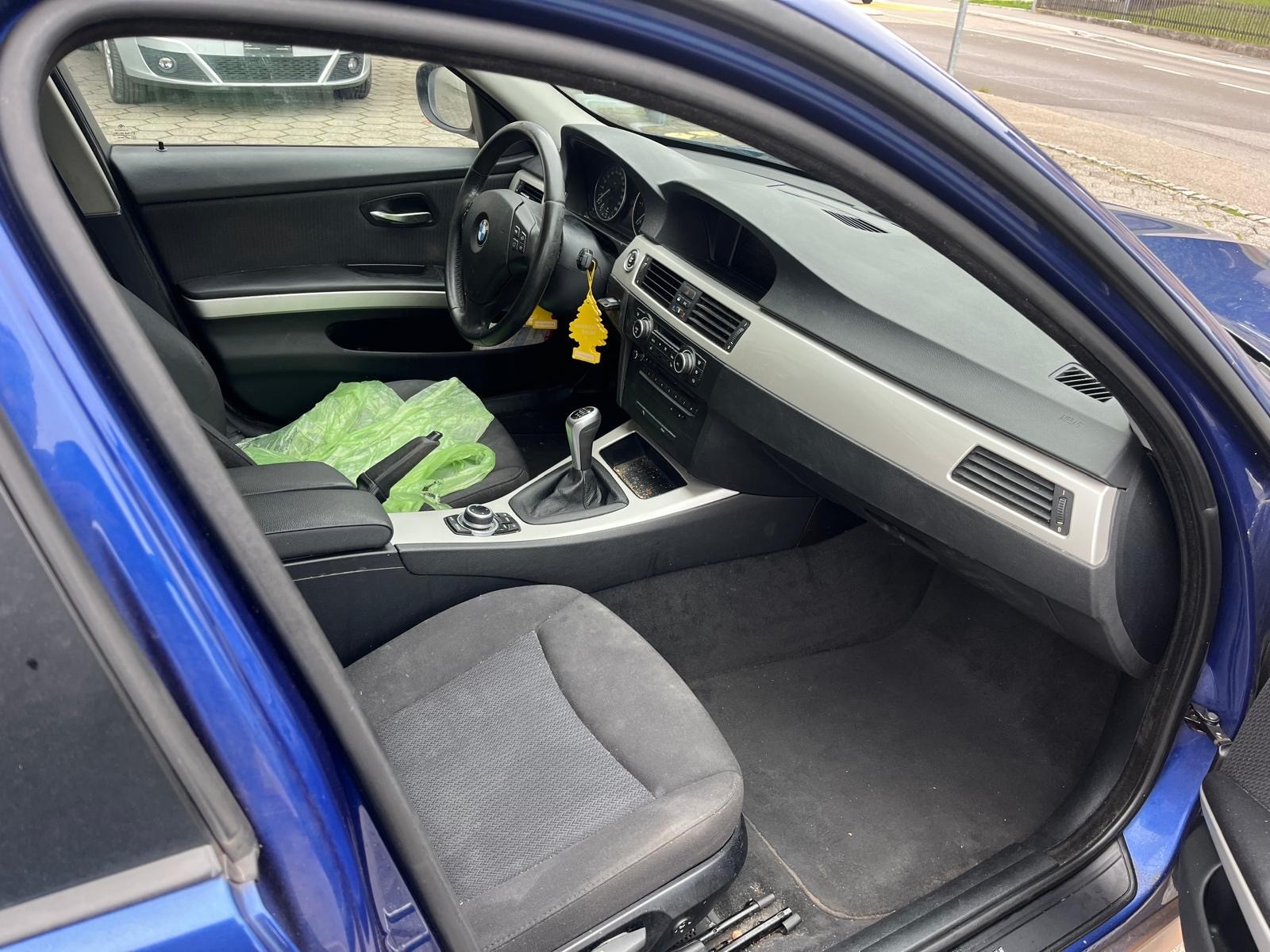 BMW 318d Touring-image-8