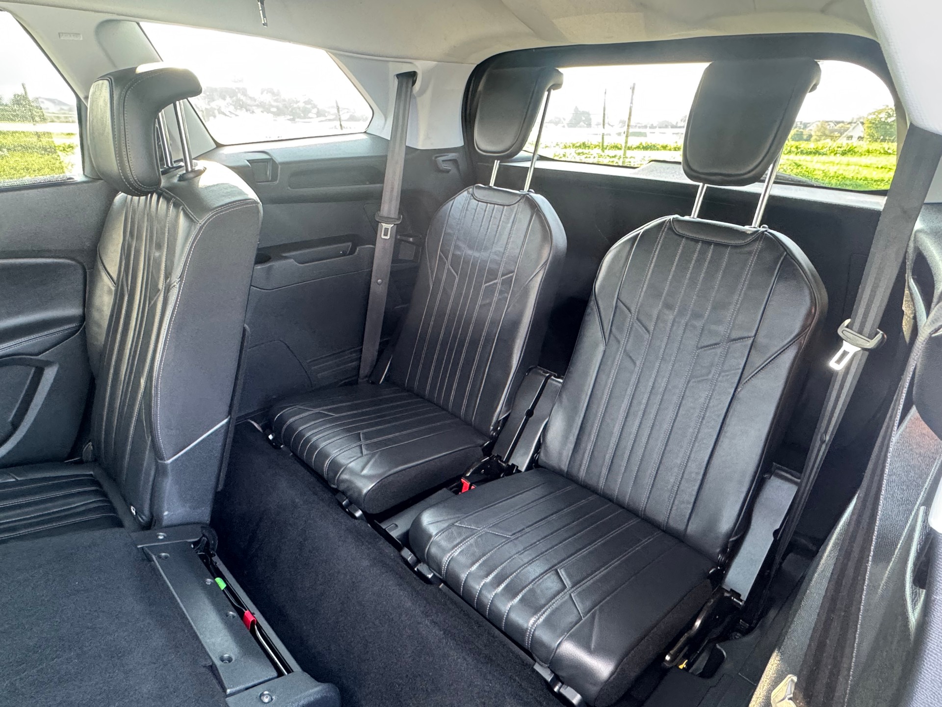 PEUGEOT 5008 1.2 Pure Tech Allure EAT8-image-9