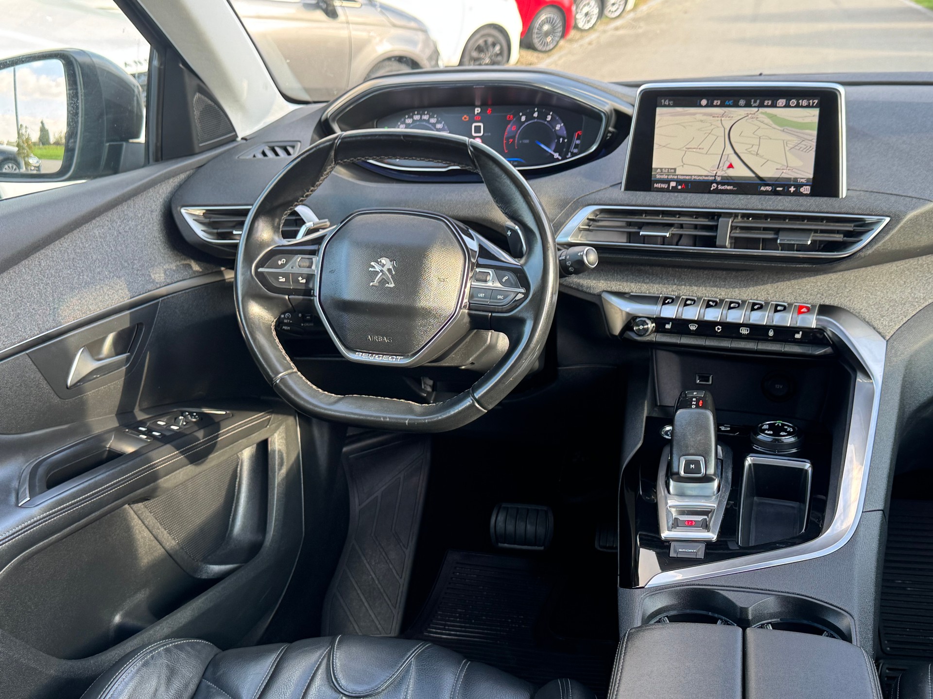 PEUGEOT 5008 1.2 Pure Tech Allure EAT8-image-7